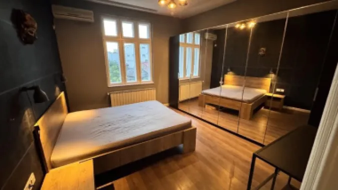 Apartament spațios și luminos într-o vilă interbelică – Budapesta / Tineretului