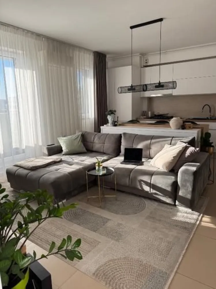 Ap 2 camera Calea Serban Voda 111/ Carol / Tineretului de inchiriat - Oferim spre prima închiriere apartamentul nostru de suflet, aflat într-un complex rezidențial complet închis și supravegheat video cu vedere superba catre Casa Poporului. Este un loc cald, primitor și plin de lumină, dar devenit prea mic pentru familia noastră. Pret: 800€ + garantie - pretul este fix Detalii apartament • Suprafață totală: 72 mp (60 mp interior + 12 mp terasă) • Compartimentare: living cu bucătărie open space + birou, dormitor separat, toate cu vedere directă către Casa Poporului • Terasă amenajată, perfectă pentru seri relaxante și apusuri superbe alături de prieteni • Etaj cu orientare vestică → lumină naturală și cele mai frumoase apusuri în fiecare zi • Încălzire în pardoseală (costuri foarte mici, aprox. 250 lei caldura - lună iarna) Facilități și dotări: Apartamentul a fost igienizat si dat cu lavabila pentru a fi inchiriat, iar canapeaua, salteaua, covorul , draperiile si perdelele spalate profesional. • Aer condiționat Daikin cu Wi-Fi • Electrocasnice Electrolux & Samsung: • Mașină de spălat vase • Mașină de spălat rufe + uscător incorporat • Plită nouă Samsung • Frigider și cuptor Electrolux • Smart TV va fi achiziționat special pentru închiriere unul nou • Mobilier de bucătărie și living realizat pe comandă, cu numeroase spații de depozitare inteligent gândite Parcare Apartamentul dispune de loc de parcare subteran, in sistem Klaus, cu capacitate pentru 2 mașini – un avantaj esențial în București. Localizare excelentă – acces rapid către centrul orașului și multiple puncte de interes: • Parcul Carol – 5 min pe jos • Parcul Tineretului – 10 min pe jos • Piața Unirii – 18 min pe jos • Metrou Tineretului – 7 min pe jos • Supermarketuri (Auchan, Mega Image), farmacii, cafenele și restaurante – toate la 5-10 min de mers pe jos • Una dintre cele mai bune pizzerii din zonă – Un Poco Pizza – la doar 5 minute Doresc sa colaborez cu agentii in masura in care comisionul este platit de clientul adus de agentie.