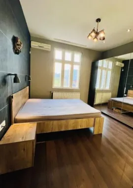Apartament spațios și luminos într-o vilă interbelică – Budapesta / Tineretului