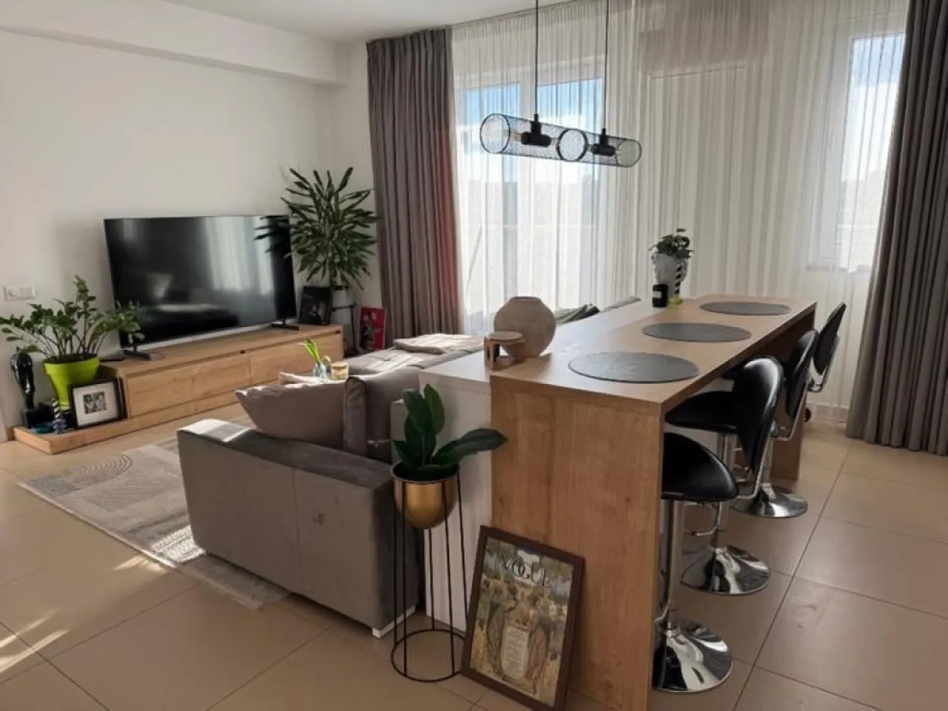 Ap 2 camera Calea Serban Voda 111/ Carol / Tineretului de inchiriat - Oferim spre prima închiriere apartamentul nostru de suflet, aflat într-un complex rezidențial complet închis și supravegheat video cu vedere superba catre Casa Poporului. Este un loc cald, primitor și plin de lumină, dar devenit prea mic pentru familia noastră. Pret: 800€ + garantie - pretul este fix Detalii apartament • Suprafață totală: 72 mp (60 mp interior + 12 mp terasă) • Compartimentare: living cu bucătărie open space + birou, dormitor separat, toate cu vedere directă către Casa Poporului • Terasă amenajată, perfectă pentru seri relaxante și apusuri superbe alături de prieteni • Etaj cu orientare vestică → lumină naturală și cele mai frumoase apusuri în fiecare zi • Încălzire în pardoseală (costuri foarte mici, aprox. 250 lei caldura - lună iarna) Facilități și dotări: Apartamentul a fost igienizat si dat cu lavabila pentru a fi inchiriat, iar canapeaua, salteaua, covorul , draperiile si perdelele spalate profesional. • Aer condiționat Daikin cu Wi-Fi • Electrocasnice Electrolux & Samsung: • Mașină de spălat vase • Mașină de spălat rufe + uscător incorporat • Plită nouă Samsung • Frigider și cuptor Electrolux • Smart TV va fi achiziționat special pentru închiriere unul nou • Mobilier de bucătărie și living realizat pe comandă, cu numeroase spații de depozitare inteligent gândite Parcare Apartamentul dispune de loc de parcare subteran, in sistem Klaus, cu capacitate pentru 2 mașini – un avantaj esențial în București. Localizare excelentă – acces rapid către centrul orașului și multiple puncte de interes: • Parcul Carol – 5 min pe jos • Parcul Tineretului – 10 min pe jos • Piața Unirii – 18 min pe jos • Metrou Tineretului – 7 min pe jos • Supermarketuri (Auchan, Mega Image), farmacii, cafenele și restaurante – toate la 5-10 min de mers pe jos • Una dintre cele mai bune pizzerii din zonă – Un Poco Pizza – la doar 5 minute Doresc sa colaborez cu agentii in masura in care comisionul este platit de clientul adus de agentie.