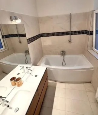 Apartament spațios și luminos într-o vilă interbelică – Budapesta / Tineretului