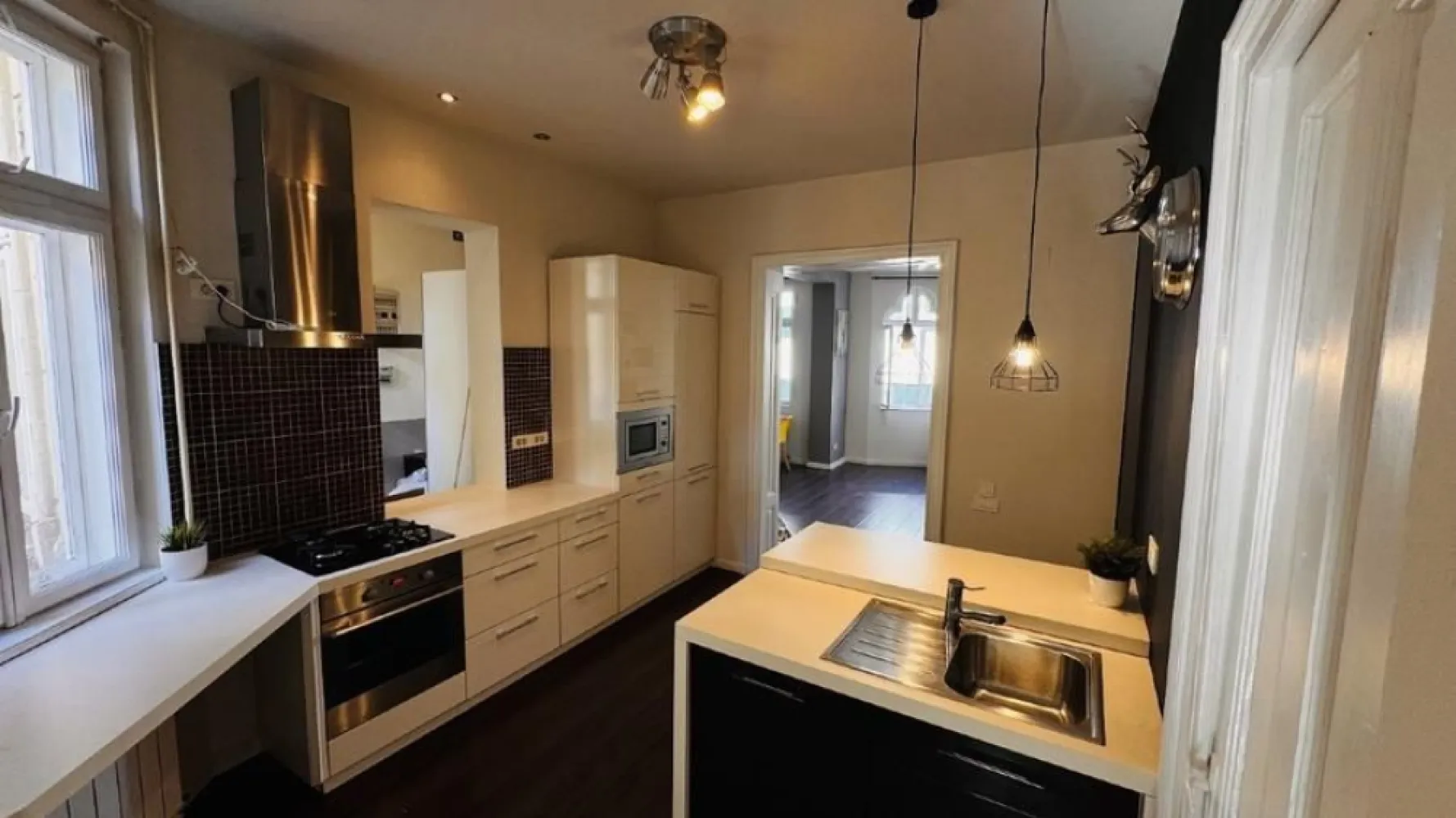 Apartament spațios și luminos într-o vilă interbelică – Budapesta / Tineretului