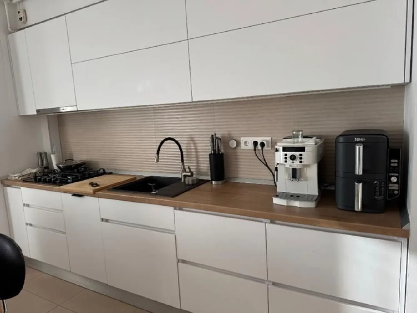 Ap 2 camera Calea Serban Voda 111/ Carol / Tineretului de inchiriat - Oferim spre prima închiriere apartamentul nostru de suflet, aflat într-un complex rezidențial complet închis și supravegheat video cu vedere superba catre Casa Poporului. Este un loc cald, primitor și plin de lumină, dar devenit prea mic pentru familia noastră. Pret: 800€ + garantie - pretul este fix Detalii apartament • Suprafață totală: 72 mp (60 mp interior + 12 mp terasă) • Compartimentare: living cu bucătărie open space + birou, dormitor separat, toate cu vedere directă către Casa Poporului • Terasă amenajată, perfectă pentru seri relaxante și apusuri superbe alături de prieteni • Etaj cu orientare vestică → lumină naturală și cele mai frumoase apusuri în fiecare zi • Încălzire în pardoseală (costuri foarte mici, aprox. 250 lei caldura - lună iarna) Facilități și dotări: Apartamentul a fost igienizat si dat cu lavabila pentru a fi inchiriat, iar canapeaua, salteaua, covorul , draperiile si perdelele spalate profesional. • Aer condiționat Daikin cu Wi-Fi • Electrocasnice Electrolux & Samsung: • Mașină de spălat vase • Mașină de spălat rufe + uscător incorporat • Plită nouă Samsung • Frigider și cuptor Electrolux • Smart TV va fi achiziționat special pentru închiriere unul nou • Mobilier de bucătărie și living realizat pe comandă, cu numeroase spații de depozitare inteligent gândite Parcare Apartamentul dispune de loc de parcare subteran, in sistem Klaus, cu capacitate pentru 2 mașini – un avantaj esențial în București. Localizare excelentă – acces rapid către centrul orașului și multiple puncte de interes: • Parcul Carol – 5 min pe jos • Parcul Tineretului – 10 min pe jos • Piața Unirii – 18 min pe jos • Metrou Tineretului – 7 min pe jos • Supermarketuri (Auchan, Mega Image), farmacii, cafenele și restaurante – toate la 5-10 min de mers pe jos • Una dintre cele mai bune pizzerii din zonă – Un Poco Pizza – la doar 5 minute Doresc sa colaborez cu agentii in masura in care comisionul este platit de clientul adus de agentie.