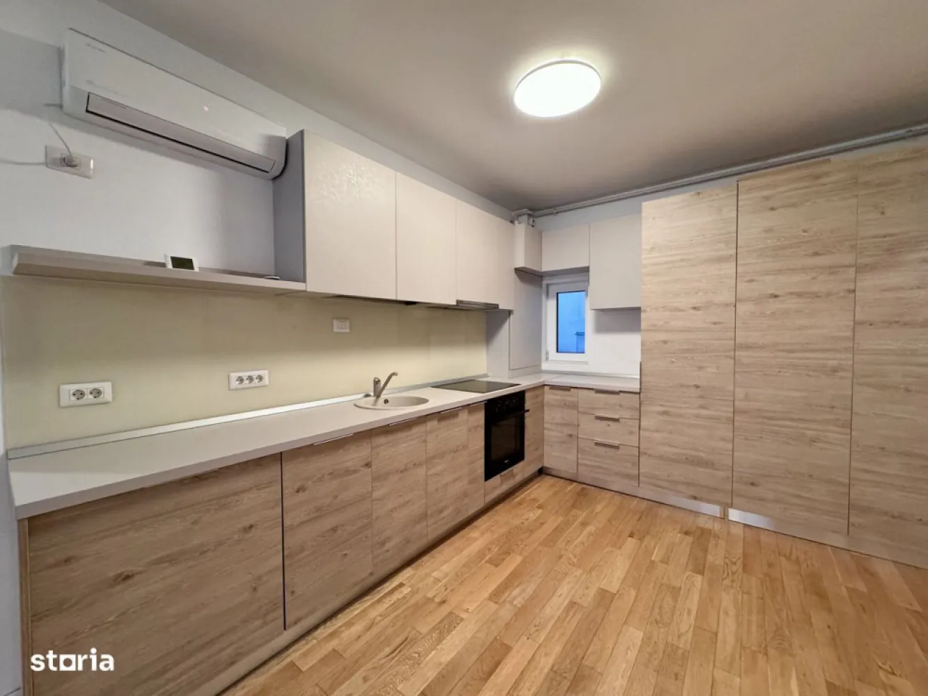 Apartament Dacia Eminescu Complex Boutique 3 camere 2 bai (Dir.prop) - Direct Proprietar. Apartament situat in complex rezidential boutique, locatie privilegiata situat pe o strada linistita situat intre Bd Dacia si Bd Stefan cel Mare.Complex Rezidential cu unicitate arhitecturala zona Eminescu/Daciei/Polona (strada Vasile Lascar nr 202). Suprata totala utila este de 70 mp. Dispune de 2 bai.Este complet mobilat si utilat lux. Apartamentul este situat la parter, cu vedere catre spatii verzi cu acces privat si beneficiaza de finisaje premium: - Obiecte sanitare Villerroy & Boch (Germania) - Marmura din Grecia - Ceramica Marazzi in zonele comune (Italia) - Tamplarie Aluminiu Cortizo (Spania) - Usi Lebo (Germania) - Baterii Grohe (Germania) - Parchet stejar (Slovenia) - Centrala proprie de apartamentPosibilitate loc de parcare private in complex.Posibilitate vizionari si seara sau in weekend.