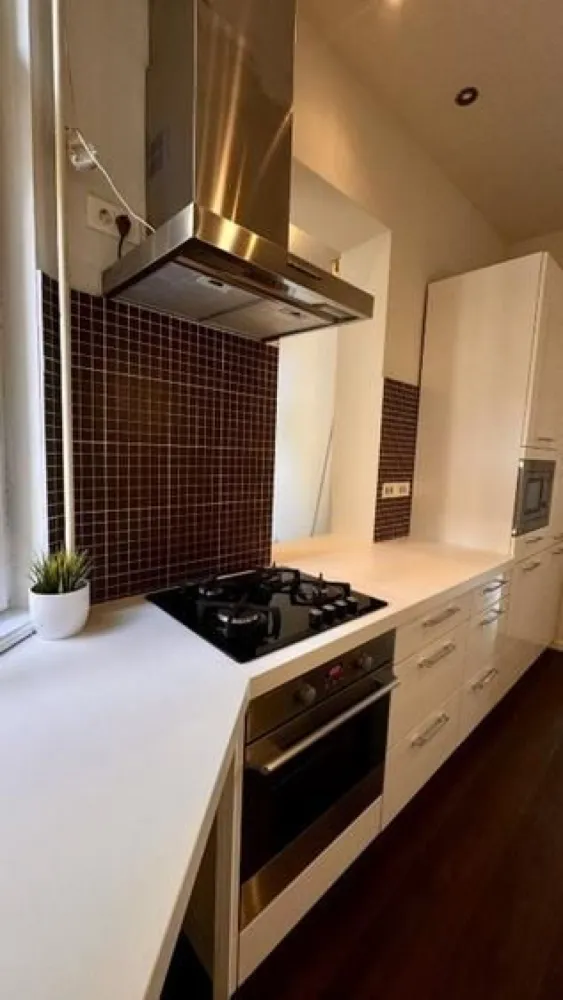 Apartament spațios și luminos într-o vilă interbelică – Budapesta / Tineretului