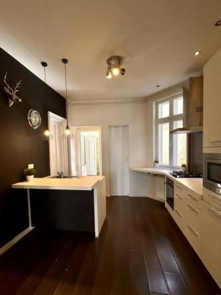 Apartament spațios și luminos într-o vilă interbelică – Budapesta / Tineretului