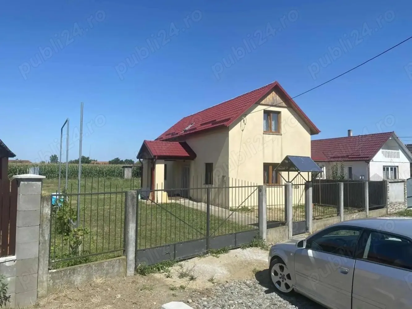 Casă de vânzare în Oar - De vânzare casă cu etaj in Oar la 15 km de Satu Mare ,construcție din 2008. Casa dispune de 3 camere o bucatrie cu living 2 băi recent făcute 2 holuri una dintre cameri dispune de dressing sau poate fi spatiu de depozitare scări interioare,geamuri termopan recent puse ,separat cu intrare un depozit Casa este racordata la curent ,apa si canalizare separtat in curte se afla o fântână forată de asemenea cu posibilitatea de racordare la gaz avand deja in perete toate țevile puse la partea de sus