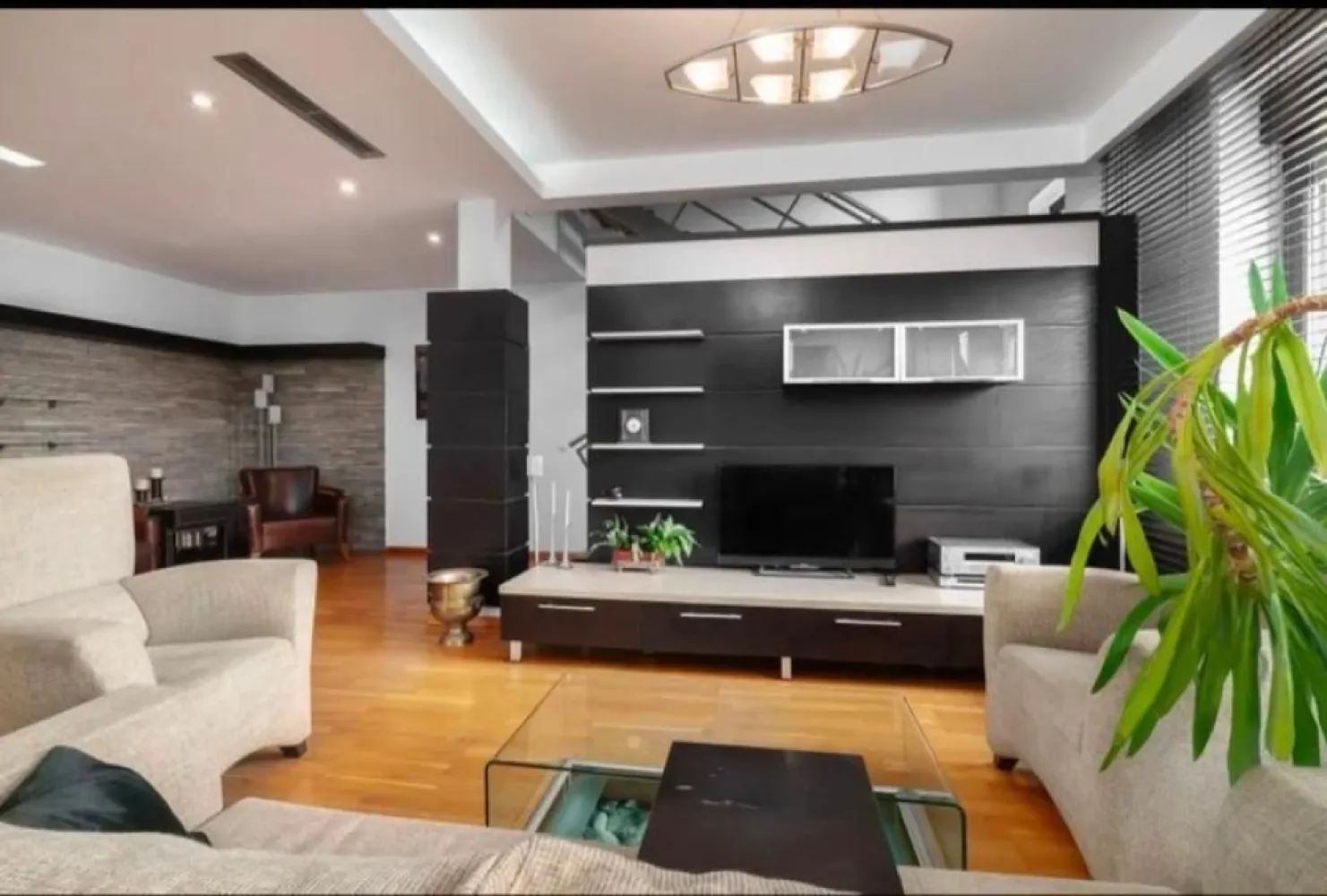 Apartament Duplex 5 camere Herastrau - Amplasat in zona Herastrau, acest duplex reprezinta o alegere excelenta pentru cei care isi doresc un apartament spatios si bine organizat, intr-un imobil construit in 2007. Cu o suprafata utila de 152,31 mp si o suprafata construita de 225,74 mp, locuinta se desfasoara pe doua niveluri si dispune de camere generoase si compartimentare practica. Zona Herastrau este una dintre cele mai apreciate zone rezidentiale ale Bucurestiului, datorita apropierii de parc, de zona de birouri din nordul capitalei, dar si de restaurante, cafenele si centre comerciale de top. Amplasamentul ofera acces rapid catre mijloace de transport, scoli, gradinite si centre medicale, ceea ce face din aceasta proprietate o optiune ideala atat pentru locuire, cat si pentru investitie. Compartimentare: Pe primul nivel se afla living-ul cu suprafata de 34,32 mp si iesire pe balcon, bucataria de 12,17 mp, un dormitor de 17,08 mp, o baie de 4,54 mp si holul de acces de 12,43 mp. Suprafata utila a acestui nivel este de 80,54 mp, la care se adauga doua balcoane cu o suprafata totala de 12,85 mp. Pe al doilea nivel sunt trei dormitoare cu suprafete de 18,69 mp, 13,96 mp si 13,15 mp, doua bai de 5,69 mp si 3,83 mp, plus un hol de 16,45 mp. Suprafata utila a acestui nivel este de 71,77 mp, completata de un balcon de 12,85 mp. Suprafata totala a apartamentului este de 152,31 mp utili, la care se adauga balcoanele in suprafata totala de 25,7mp. Apartamentul se vinde mobilat, fiind dotat cu obiectele sanitare, si are incluse in pret doua locuri de parcare subterane. Atat suprafata impresionanta cat si pozitionarea avantajoasa recomanda aceasta proprietate drept o buna investitie!
