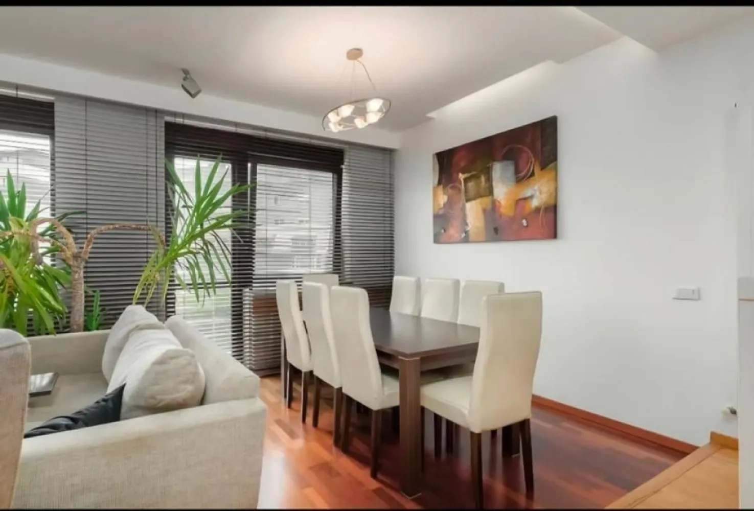 Apartament Duplex 5 camere Herastrau - Amplasat in zona Herastrau, acest duplex reprezinta o alegere excelenta pentru cei care isi doresc un apartament spatios si bine organizat, intr-un imobil construit in 2007. Cu o suprafata utila de 152,31 mp si o suprafata construita de 225,74 mp, locuinta se desfasoara pe doua niveluri si dispune de camere generoase si compartimentare practica. Zona Herastrau este una dintre cele mai apreciate zone rezidentiale ale Bucurestiului, datorita apropierii de parc, de zona de birouri din nordul capitalei, dar si de restaurante, cafenele si centre comerciale de top. Amplasamentul ofera acces rapid catre mijloace de transport, scoli, gradinite si centre medicale, ceea ce face din aceasta proprietate o optiune ideala atat pentru locuire, cat si pentru investitie. Compartimentare: Pe primul nivel se afla living-ul cu suprafata de 34,32 mp si iesire pe balcon, bucataria de 12,17 mp, un dormitor de 17,08 mp, o baie de 4,54 mp si holul de acces de 12,43 mp. Suprafata utila a acestui nivel este de 80,54 mp, la care se adauga doua balcoane cu o suprafata totala de 12,85 mp. Pe al doilea nivel sunt trei dormitoare cu suprafete de 18,69 mp, 13,96 mp si 13,15 mp, doua bai de 5,69 mp si 3,83 mp, plus un hol de 16,45 mp. Suprafata utila a acestui nivel este de 71,77 mp, completata de un balcon de 12,85 mp. Suprafata totala a apartamentului este de 152,31 mp utili, la care se adauga balcoanele in suprafata totala de 25,7mp. Apartamentul se vinde mobilat, fiind dotat cu obiectele sanitare, si are incluse in pret doua locuri de parcare subterane. Atat suprafata impresionanta cat si pozitionarea avantajoasa recomanda aceasta proprietate drept o buna investitie!