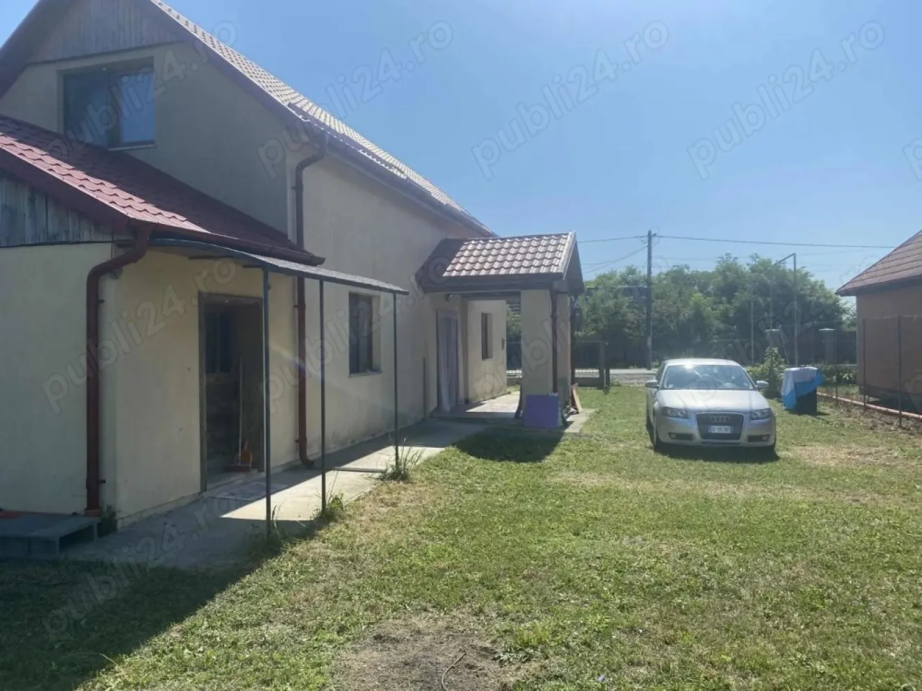 Casă de vânzare în Oar - De vânzare casă cu etaj in Oar la 15 km de Satu Mare ,construcție din 2008. Casa dispune de 3 camere o bucatrie cu living 2 băi recent făcute 2 holuri una dintre cameri dispune de dressing sau poate fi spatiu de depozitare scări interioare,geamuri termopan recent puse ,separat cu intrare un depozit Casa este racordata la curent ,apa si canalizare separtat in curte se afla o fântână forată de asemenea cu posibilitatea de racordare la gaz avand deja in perete toate țevile puse la partea de sus