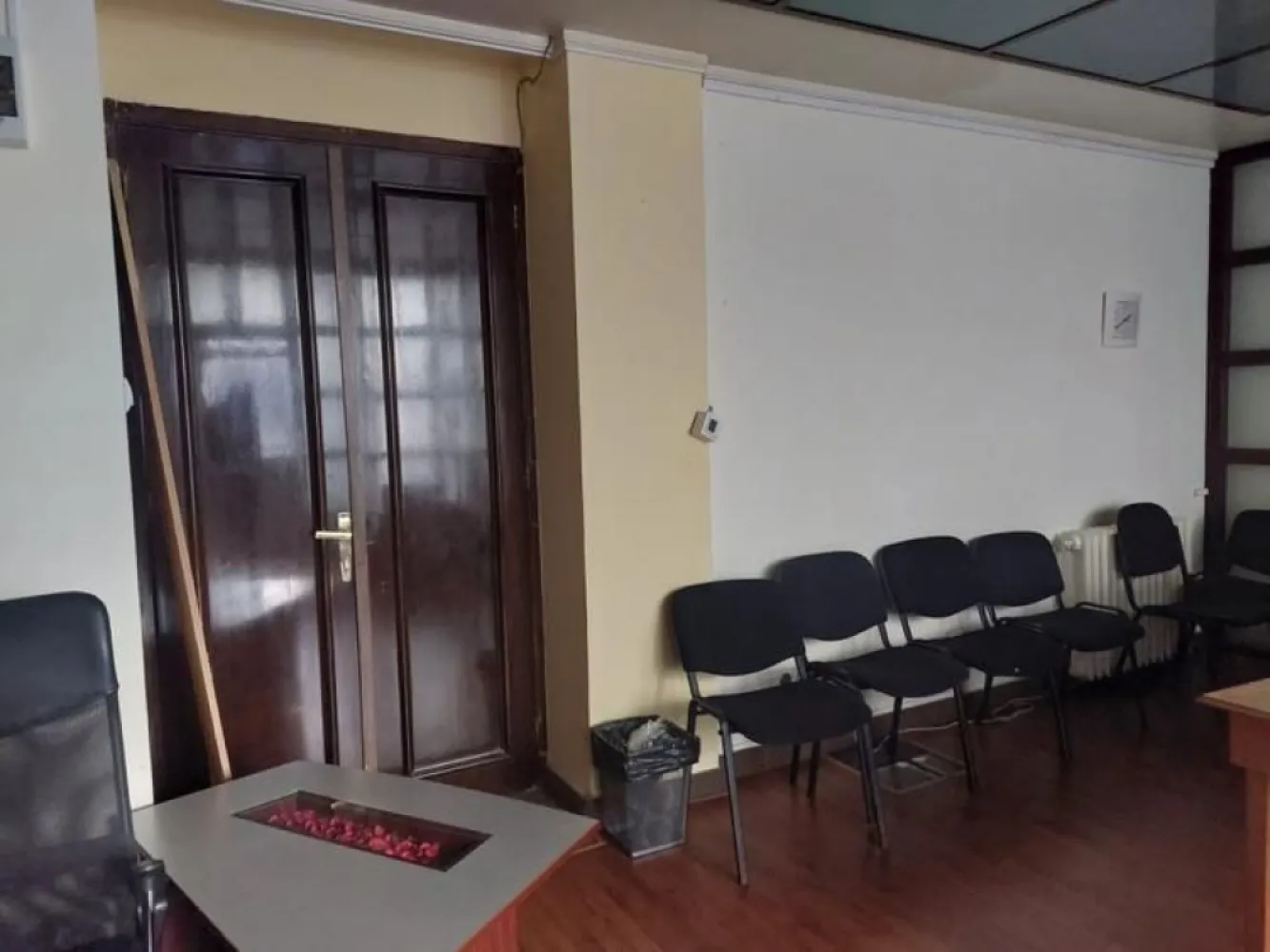 Ultracentral- spațiu birou, parter, Palatul UGIR - Spatiu exclusiv pentru birou/ reprezentanta firma, ultracentral- Palatul UGIR- de vanzare sau inchiriere. Camera are 25mp. Toaleta este la capatul coridorului. Paza non stop.