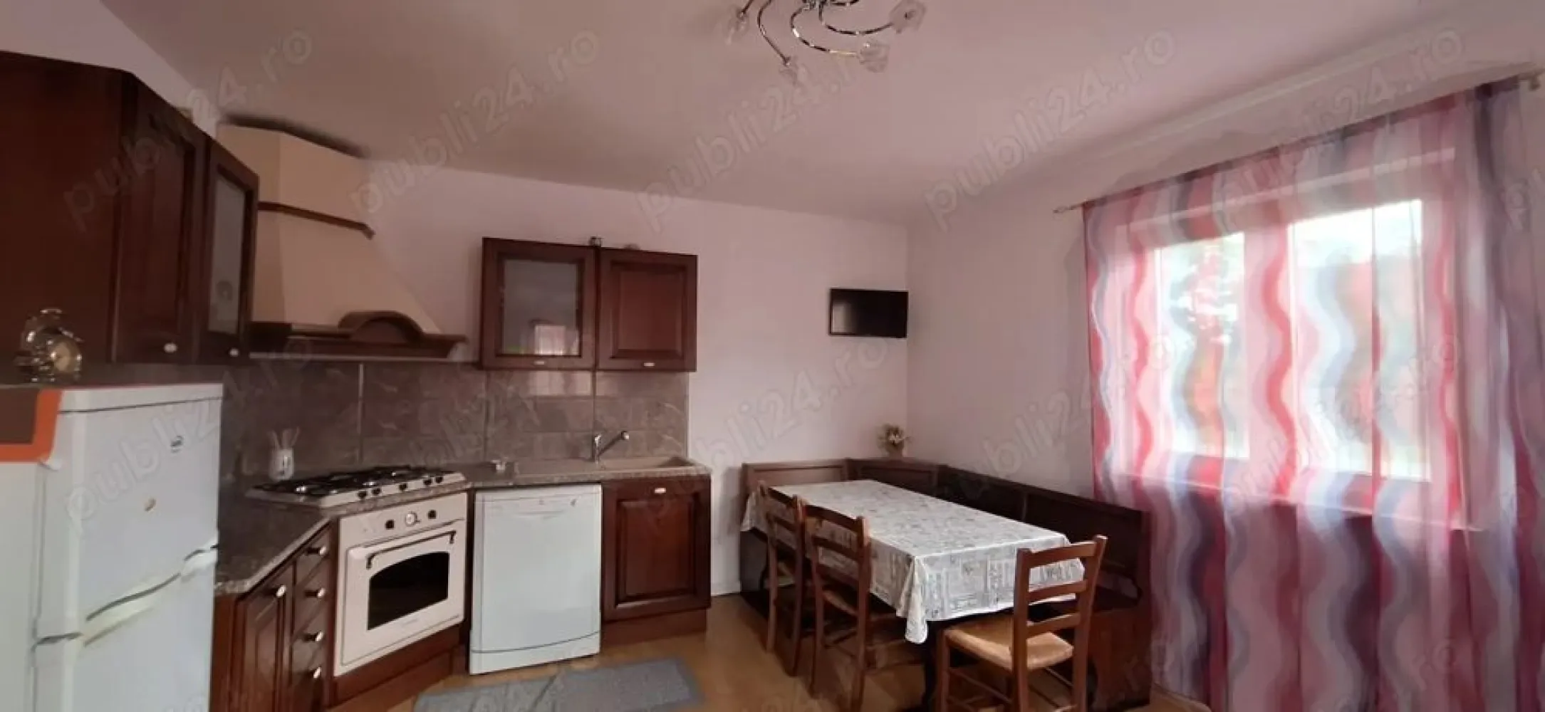 Casă de vânzare în Oar - De vânzare casă cu etaj in Oar la 15 km de Satu Mare ,construcție din 2008. Casa dispune de 3 camere o bucatrie cu living 2 băi recent făcute 2 holuri una dintre cameri dispune de dressing sau poate fi spatiu de depozitare scări interioare,geamuri termopan recent puse ,separat cu intrare un depozit Casa este racordata la curent ,apa si canalizare separtat in curte se afla o fântână forată de asemenea cu posibilitatea de racordare la gaz avand deja in perete toate țevile puse la partea de sus