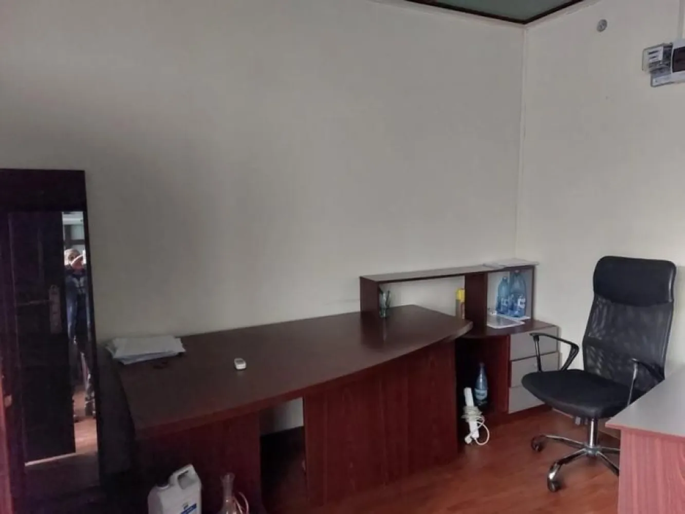 Ultracentral- spațiu birou, parter, Palatul UGIR - Spatiu exclusiv pentru birou/ reprezentanta firma, ultracentral- Palatul UGIR- de vanzare sau inchiriere. Camera are 25mp. Toaleta este la capatul coridorului. Paza non stop.