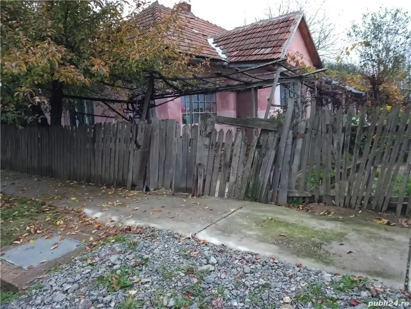 BRASADAS vinde casa in Oar, comuna Vetis. - Agentia Imobiliara BRASADAS vinde casa din vaioaga in satul Oar, comuna Vetis , la 13 km. de orasul Satu Mare. Curentul este introdusa, toate utilitatile in fata casei, actele sunt in regula. Teren 15 ari. Www.brasadas.com.