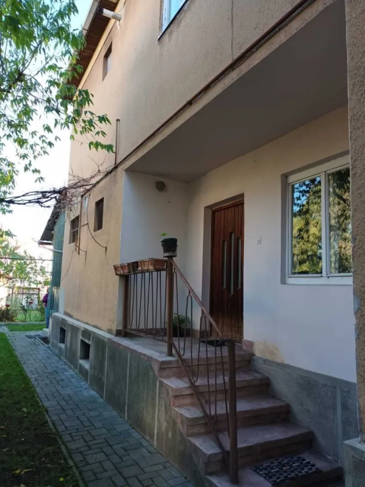 Casa cu etaj, 4 camere, central, cu acces auto in curte - In apropiere de centru se afla o proprietate de vanzare care ofera libertatea de a alege, poate deveni o locuinta ideala pentru o familie activa conectata la oras sau spatiu potrivit pentru afaceri, avand posibiliatea de acces in curte cu masina Imobilul este din caramida in regim duplex , finalizata constructia in 1975 si este dispus pe demisol, parter si etaj avand o suprafata utila de 123 mp plus o terasa de aproximativ 7 mp si un beci de 16 mp si este organizata astfel , **Demisol** -un beci cu doua incaperi prevazute cu geamuri, este uscat si perfect pentru pastrarea alimentelor. **Parter-** living cu bucatarie de 15,28 mp care are iesire pe terasa, camara pentru alimente hol, baie cu vana, si o camera versatila de 22,45 mp.Scarile sunt pavate cu marmura si au balustrada din lemn. **Etaj**- living de 15 mp, un dormitor de 22,45 mp cu acces la un birou de 11, 42 mp pentru cei care lucreaza de acasa sau au nevoie de un spatiu separat de activitate, baie , un dormitor de 19, 58 mp cu acces la un dressing si o debara din living unde este si intrarea in pod. **Caracteristici,** Casa este solida din caramida si dispune de doua intrari, Fatada casei este refacuta recent, izolata si are geamuri termopan, acoperisul este din tigla in stare buna , se poate vedea si in poza. Casa are portal si aaces in curte cu masina. Proprietatea se afla la 5 minute pe jos de centru vechi in apropiere de magazine, piata, parcuri si multe altele. Casa necesita modernizare si se preda mobilata. Utilitati , gaz, electricitate, apa, canal, cablu TV si internet. Incalzirea cu centrala proprie pe gaz sau semineu conectat la calorifere si doua sobe de teracota la etaj Terenul este de 273 mp , curtea este amenajata cu pomi, spatiu verde iar in spatele curtii se gasesc magazii pentru depozitare Toate actele sunt la zi. Pretul este negociabil Pentru a programa o vizionare sunati la nr. telefon 07******35, Leontin