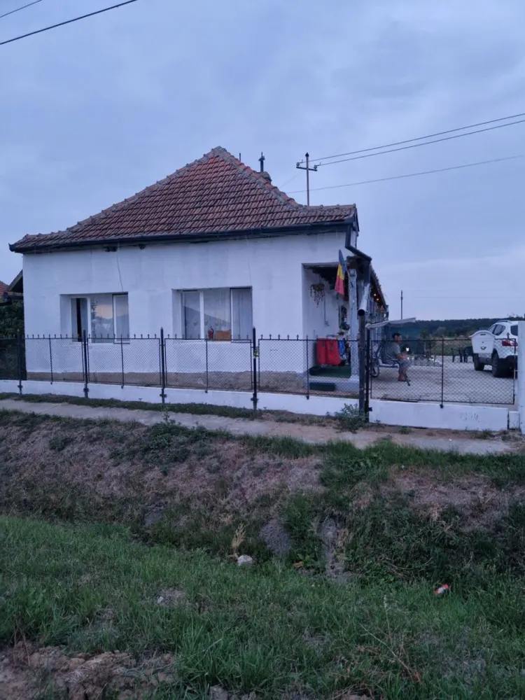 Vând casa Terebesti sau schimb - Vând casa Terebesti, pusa la punct ,214 metri pătrați si un total de 20 de arii s au schimb cu apartament ,et 2 maxim,exclus solidaritati