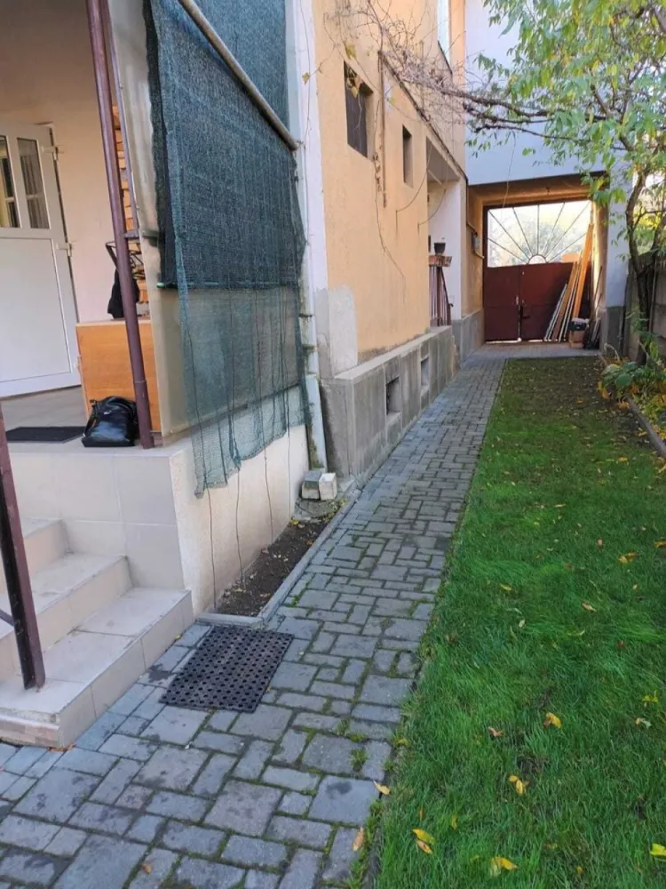 Casa cu etaj, 4 camere, central, cu acces auto in curte - In apropiere de centru se afla o proprietate de vanzare care ofera libertatea de a alege, poate deveni o locuinta ideala pentru o familie activa conectata la oras sau spatiu potrivit pentru afaceri, avand posibiliatea de acces in curte cu masina Imobilul este din caramida in regim duplex , finalizata constructia in 1975 si este dispus pe demisol, parter si etaj avand o suprafata utila de 123 mp plus o terasa de aproximativ 7 mp si un beci de 16 mp si este organizata astfel , **Demisol** -un beci cu doua incaperi prevazute cu geamuri, este uscat si perfect pentru pastrarea alimentelor. **Parter-** living cu bucatarie de 15,28 mp care are iesire pe terasa, camara pentru alimente hol, baie cu vana, si o camera versatila de 22,45 mp.Scarile sunt pavate cu marmura si au balustrada din lemn. **Etaj**- living de 15 mp, un dormitor de 22,45 mp cu acces la un birou de 11, 42 mp pentru cei care lucreaza de acasa sau au nevoie de un spatiu separat de activitate, baie , un dormitor de 19, 58 mp cu acces la un dressing si o debara din living unde este si intrarea in pod. **Caracteristici,** Casa este solida din caramida si dispune de doua intrari, Fatada casei este refacuta recent, izolata si are geamuri termopan, acoperisul este din tigla in stare buna , se poate vedea si in poza. Casa are portal si aaces in curte cu masina. Proprietatea se afla la 5 minute pe jos de centru vechi in apropiere de magazine, piata, parcuri si multe altele. Casa necesita modernizare si se preda mobilata. Utilitati , gaz, electricitate, apa, canal, cablu TV si internet. Incalzirea cu centrala proprie pe gaz sau semineu conectat la calorifere si doua sobe de teracota la etaj Terenul este de 273 mp , curtea este amenajata cu pomi, spatiu verde iar in spatele curtii se gasesc magazii pentru depozitare Toate actele sunt la zi. Pretul este negociabil Pentru a programa o vizionare sunati la nr. telefon 07******35, Leontin