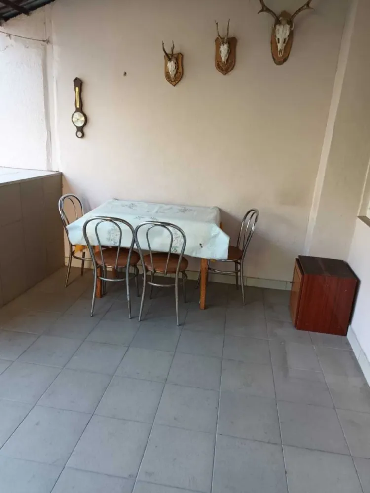 Casa cu etaj, 4 camere, central, cu acces auto in curte - In apropiere de centru se afla o proprietate de vanzare care ofera libertatea de a alege, poate deveni o locuinta ideala pentru o familie activa conectata la oras sau spatiu potrivit pentru afaceri, avand posibiliatea de acces in curte cu masina Imobilul este din caramida in regim duplex , finalizata constructia in 1975 si este dispus pe demisol, parter si etaj avand o suprafata utila de 123 mp plus o terasa de aproximativ 7 mp si un beci de 16 mp si este organizata astfel , **Demisol** -un beci cu doua incaperi prevazute cu geamuri, este uscat si perfect pentru pastrarea alimentelor. **Parter-** living cu bucatarie de 15,28 mp care are iesire pe terasa, camara pentru alimente hol, baie cu vana, si o camera versatila de 22,45 mp.Scarile sunt pavate cu marmura si au balustrada din lemn. **Etaj**- living de 15 mp, un dormitor de 22,45 mp cu acces la un birou de 11, 42 mp pentru cei care lucreaza de acasa sau au nevoie de un spatiu separat de activitate, baie , un dormitor de 19, 58 mp cu acces la un dressing si o debara din living unde este si intrarea in pod. **Caracteristici,** Casa este solida din caramida si dispune de doua intrari, Fatada casei este refacuta recent, izolata si are geamuri termopan, acoperisul este din tigla in stare buna , se poate vedea si in poza. Casa are portal si aaces in curte cu masina. Proprietatea se afla la 5 minute pe jos de centru vechi in apropiere de magazine, piata, parcuri si multe altele. Casa necesita modernizare si se preda mobilata. Utilitati , gaz, electricitate, apa, canal, cablu TV si internet. Incalzirea cu centrala proprie pe gaz sau semineu conectat la calorifere si doua sobe de teracota la etaj Terenul este de 273 mp , curtea este amenajata cu pomi, spatiu verde iar in spatele curtii se gasesc magazii pentru depozitare Toate actele sunt la zi. Pretul este negociabil Pentru a programa o vizionare sunati la nr. telefon 07******35, Leontin