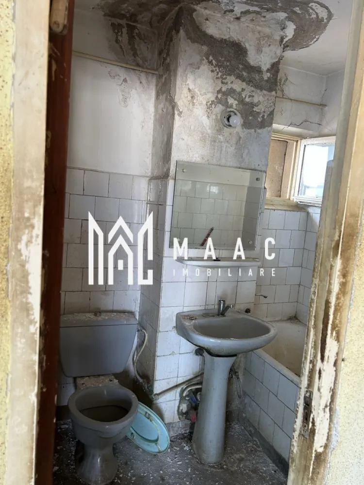 Apartament 2 camere | Ultracentral | Piata Centrala - Apartament cu 2 camere – Ultracentral, vedere panoramică MAAC Imobiliare vă propune spre vânzare un apartament cu 2 camere, situat ultracentral, în imediata apropiere a tuturor punctelor de interes ale orașului — magazine, instituții, mijloace de transport și zone comerciale. Suprafață: generoasă și bine compartimentată 62mp Etaj:9/9 Vedere: panoramică spectaculoasă Stare: necesită renovare totală Apartamentul oferă un potențial excelent pentru amenajare după propriul gust și stil. Acoperișul este în stare foarte bună, fără probleme de hidroizolație, ceea ce reprezintă un mare avantaj pentru un apartament situat la ultimul etaj. Avantaje: * Locație ultracentrală * Vedere panoramică * Acces rapid la toate punctele de interes ale orașului * Etaj superior, liniștit și luminos * Ideal pentru locuință sau investiție Pentru mai multe informații și programarea unei vizionări, contactați MAAC Imobiliare. id: CP2783851 - SP }}