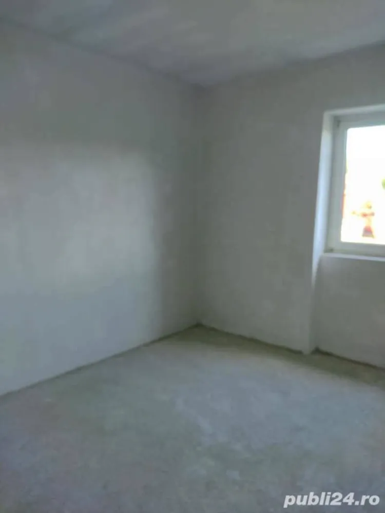 Casa 80 mp cu doua camere de vanzare in Pelisor - Agenția imobiliara BRASADAS vinde casa semifinisata in Pelisor ,2 camere , teren 1500mp , 14 km de la Satu Mare . Utilitati curent electric, groapa septica ,apa in curte si in fata casei . Anexa garaj 35 mp. www.brasadas.com.
