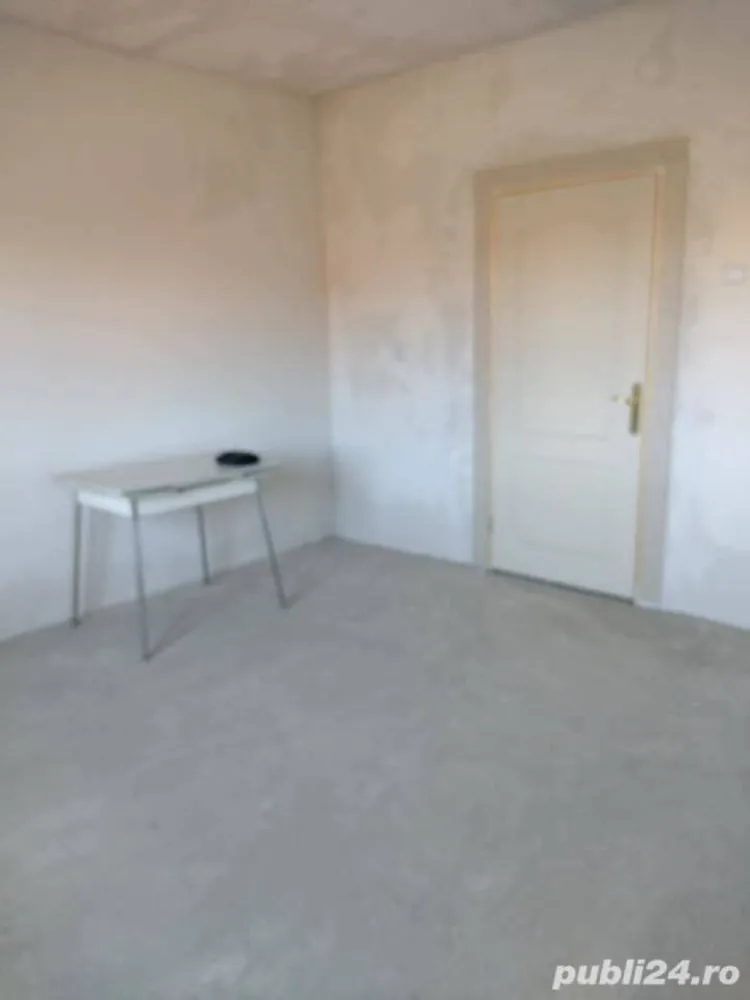 Casa 80 mp cu doua camere de vanzare in Pelisor - Agenția imobiliara BRASADAS vinde casa semifinisata in Pelisor ,2 camere , teren 1500mp , 14 km de la Satu Mare . Utilitati curent electric, groapa septica ,apa in curte si in fata casei . Anexa garaj 35 mp. www.brasadas.com.