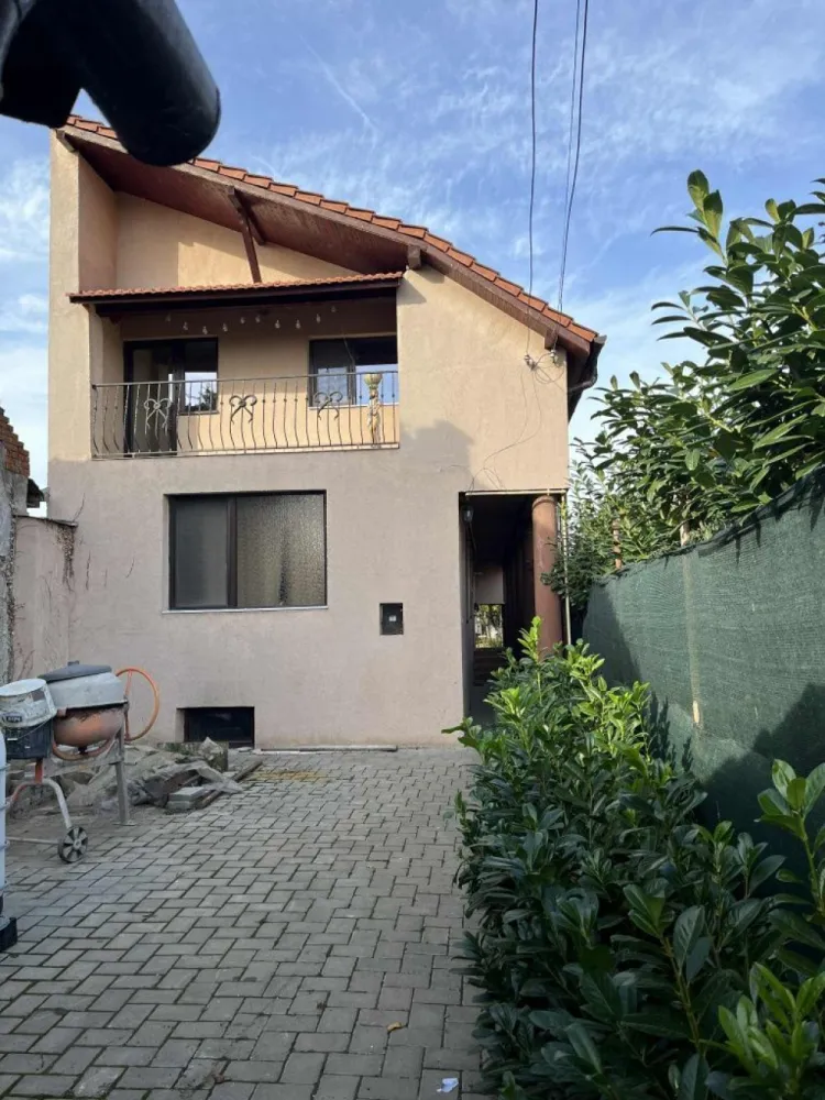 BRASADAS vinde casa tip S+P+M Titulescu 200mp teren 1600 mp. - Agentia Imobiliara BRASADAS vinde Casă tip S+P+M situata in zona TITULESCU aproape de centrul orasului. Suprafața construită 200mp. Suprafață teren 1600mp. Casa din BCA, izolata, centrala pe lemne+gaz, gresie, parchet, geamuri și uși termopan. La parter casa dispune de un hol generos, o baie cu cabina de dus, o bucătărie ,un dormitor/living care dispun de un dressing și o teras cu vedere spre curtea interioa perfecta pentru usca haine in orice anotimp. Urcam la etaj si avem un hol din care se face intrarea în cele două camere și baia cu cada, la capăt de hol avem un balcon cu vedere la strada. La subsol sunt trei încăperi ideale pentru depozitare iar în una din ele se afla centrala pe lemne . Garaj la intrare in curte cu porta automatizata, anexe in spatele casei pentru depozitare lemne ,unelte ect . Teren cu pomi fructiferi și vita de vie ,ideal și pentru cine iubeste gradinaritu având așa un teren generos. www.brasadas.com.