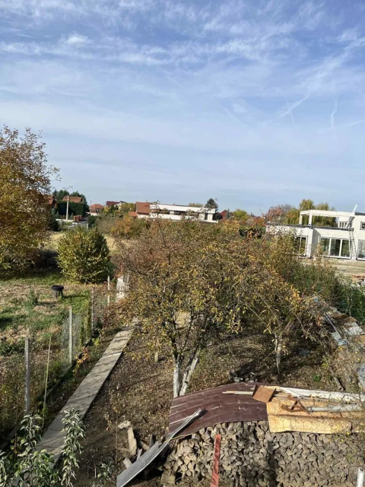 BRASADAS vinde casa tip S+P+M Titulescu 200mp teren 1600 mp. - Agentia Imobiliara BRASADAS vinde Casă tip S+P+M situata in zona TITULESCU aproape de centrul orasului. Suprafața construită 200mp. Suprafață teren 1600mp. Casa din BCA, izolata, centrala pe lemne+gaz, gresie, parchet, geamuri și uși termopan. La parter casa dispune de un hol generos, o baie cu cabina de dus, o bucătărie ,un dormitor/living care dispun de un dressing și o teras cu vedere spre curtea interioa perfecta pentru usca haine in orice anotimp. Urcam la etaj si avem un hol din care se face intrarea în cele două camere și baia cu cada, la capăt de hol avem un balcon cu vedere la strada. La subsol sunt trei încăperi ideale pentru depozitare iar în una din ele se afla centrala pe lemne . Garaj la intrare in curte cu porta automatizata, anexe in spatele casei pentru depozitare lemne ,unelte ect . Teren cu pomi fructiferi și vita de vie ,ideal și pentru cine iubeste gradinaritu având așa un teren generos. www.brasadas.com.
