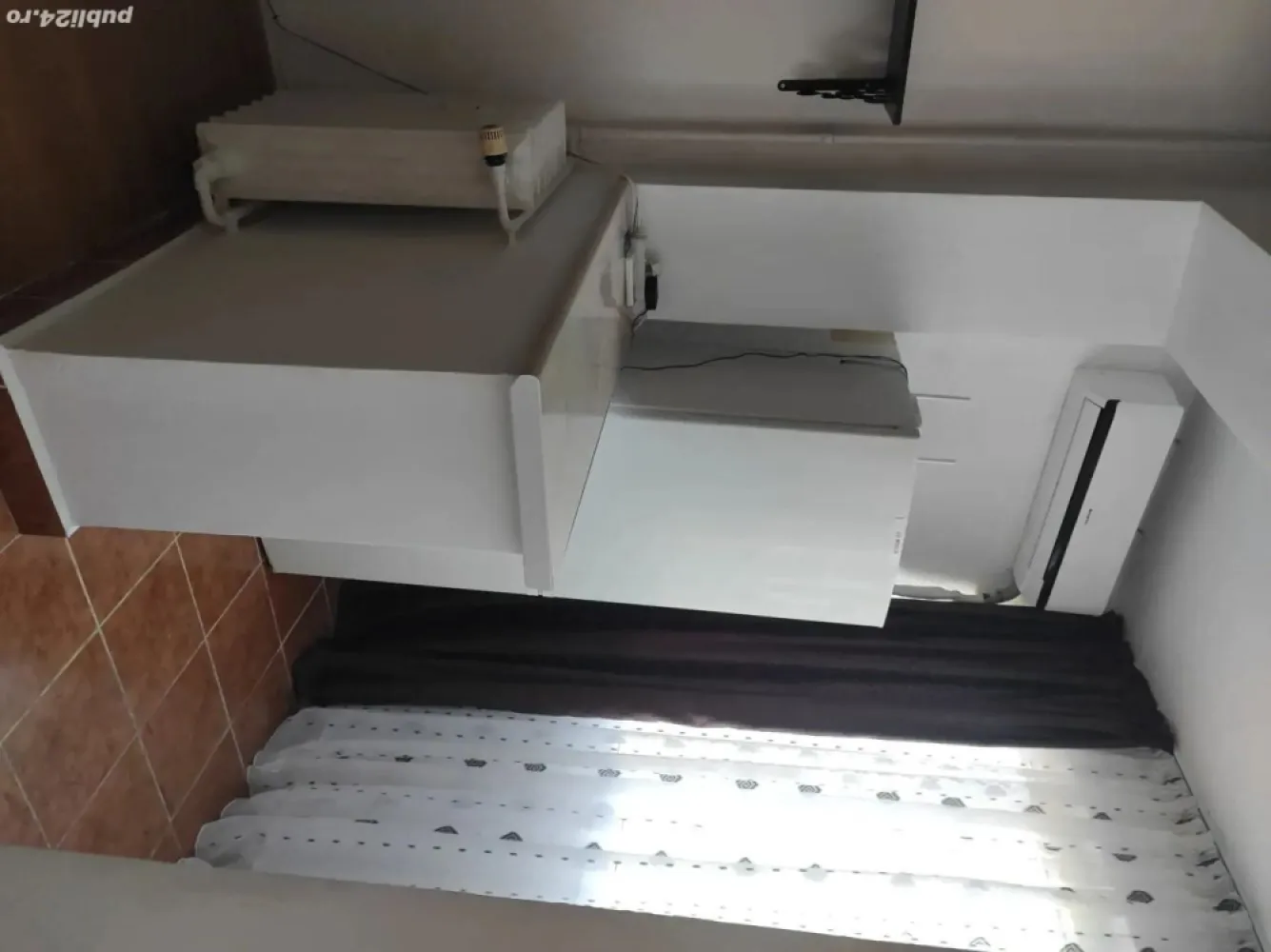 Inchiriez garsoniera Dristor metrou - Garsoniera se afla intr-un bloc civilizat, linistit, cu paza la scara, cu gura de intrare la metrou chiar in fața blocului.Este situata la et 9 din 10, exista 6 lifturi.Suprafata 35m, este dotata cu aer conditionat, masina de spalat rufe, aragaz, frigider, boiler nou.Este zugravita acum iar salteaua este nou nouța, cu arcuri, nefolosita de altcineva inainte.Doresc garantie 700 care vor fi inapoiati la sfarsitul contractului daca nu va fi mobila distrusa.Acest lucru se trece in contract.