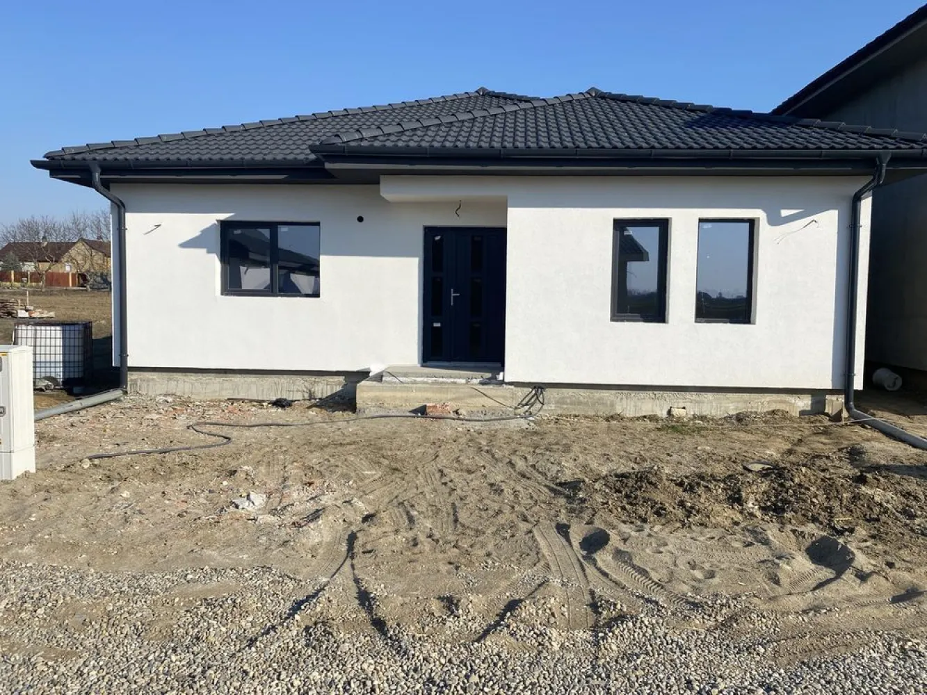 BRASADAS vinde casa NOUA 3 dormitoare 92mp MARTINESTI. - Agenția imobiliara BRASADAS vinde casa NOUA in suprafata de 92 m patrati utili compusa din 3 dormitoare 2 bai , living open space cu bucatarie, terasa,teren in suprafata de 4,5 ari cu toate utilitatile introduse apa , gaz canalizare, curent, casă semifinisata, geamuri termopan cu 3 sticle ,incalzire in pardoseală , situata în Martinesti calea Odoreului. www.brasadas.com.