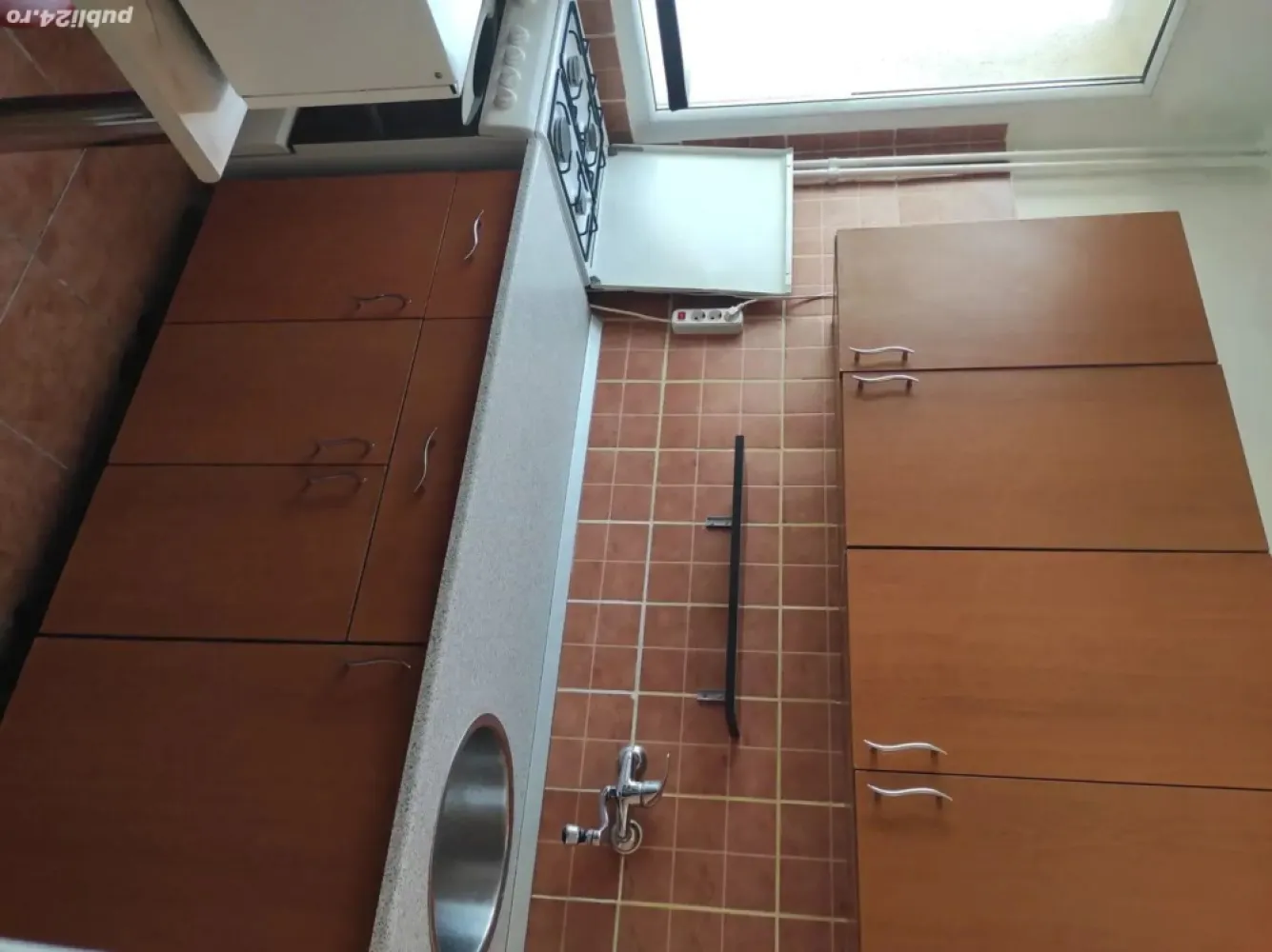 Inchiriez garsoniera Dristor metrou - Garsoniera se afla intr-un bloc civilizat, linistit, cu paza la scara, cu gura de intrare la metrou chiar in fața blocului.Este situata la et 9 din 10, exista 6 lifturi.Suprafata 35m, este dotata cu aer conditionat, masina de spalat rufe, aragaz, frigider, boiler nou.Este zugravita acum iar salteaua este nou nouța, cu arcuri, nefolosita de altcineva inainte.Doresc garantie 700 care vor fi inapoiati la sfarsitul contractului daca nu va fi mobila distrusa.Acest lucru se trece in contract.