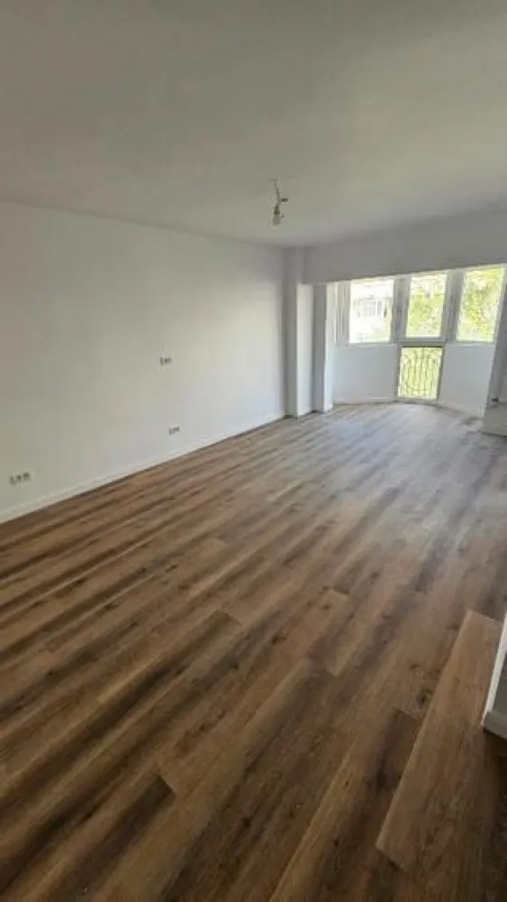 Inchiriez garsoniera nemobilata, Unirii, Goga, langa Camera de Comert, Inalta Cu - Inchiriez garsoniera renovata lux, prima inchiriere, nemobilata pentru persoanele care vor sa-si faca birou ori au mobila proprie. Locatie centrala, langa Camera de Comert, la 5 minute de mers pe jos de Tribunalul Bucuresti, 10 minute de statiile de metrou Timpuri Noi sau Unirii, distanta egala, 20 minute de Bucuresti Mall. Fiind in planul doi este o zona foarte linistita si cu multa verdeata. La cerere poate fi mobilata si utilata. Dotari-aer conditionat nou, baie utilata, mobila de bucatarie in curs de montare.