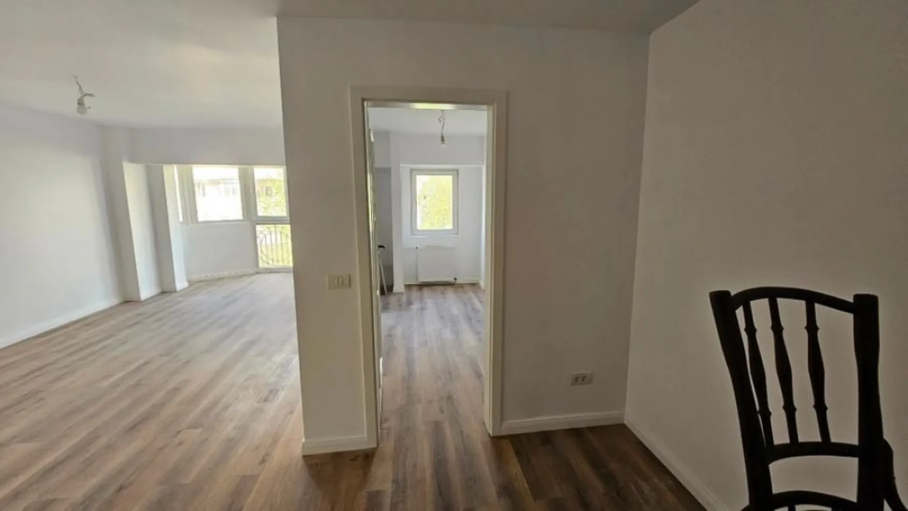Inchiriez garsoniera nemobilata, Unirii, Goga, langa Camera de Comert, Inalta Cu - Inchiriez garsoniera renovata lux, prima inchiriere, nemobilata pentru persoanele care vor sa-si faca birou ori au mobila proprie. Locatie centrala, langa Camera de Comert, la 5 minute de mers pe jos de Tribunalul Bucuresti, 10 minute de statiile de metrou Timpuri Noi sau Unirii, distanta egala, 20 minute de Bucuresti Mall. Fiind in planul doi este o zona foarte linistita si cu multa verdeata. La cerere poate fi mobilata si utilata. Dotari-aer conditionat nou, baie utilata, mobila de bucatarie in curs de montare.