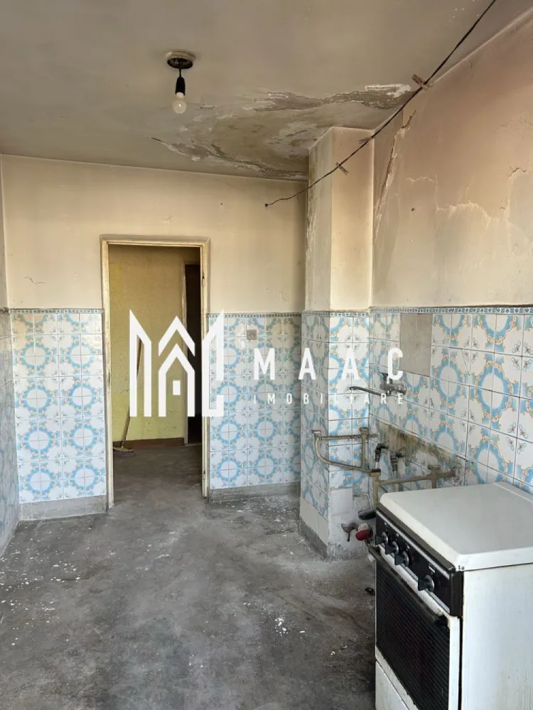 Apartament 2 camere | Ultracentral | Piata Centrala - Apartament cu 2 camere – Ultracentral, vedere panoramică MAAC Imobiliare vă propune spre vânzare un apartament cu 2 camere, situat ultracentral, în imediata apropiere a tuturor punctelor de interes ale orașului — magazine, instituții, mijloace de transport și zone comerciale. Suprafață: generoasă și bine compartimentată 62mp Etaj:9/9 Vedere: panoramică spectaculoasă Stare: necesită renovare totală Apartamentul oferă un potențial excelent pentru amenajare după propriul gust și stil. Acoperișul este în stare foarte bună, fără probleme de hidroizolație, ceea ce reprezintă un mare avantaj pentru un apartament situat la ultimul etaj. Avantaje: * Locație ultracentrală * Vedere panoramică * Acces rapid la toate punctele de interes ale orașului * Etaj superior, liniștit și luminos * Ideal pentru locuință sau investiție Pentru mai multe informații și programarea unei vizionări, contactați MAAC Imobiliare. id: CP2783851 - SP }}