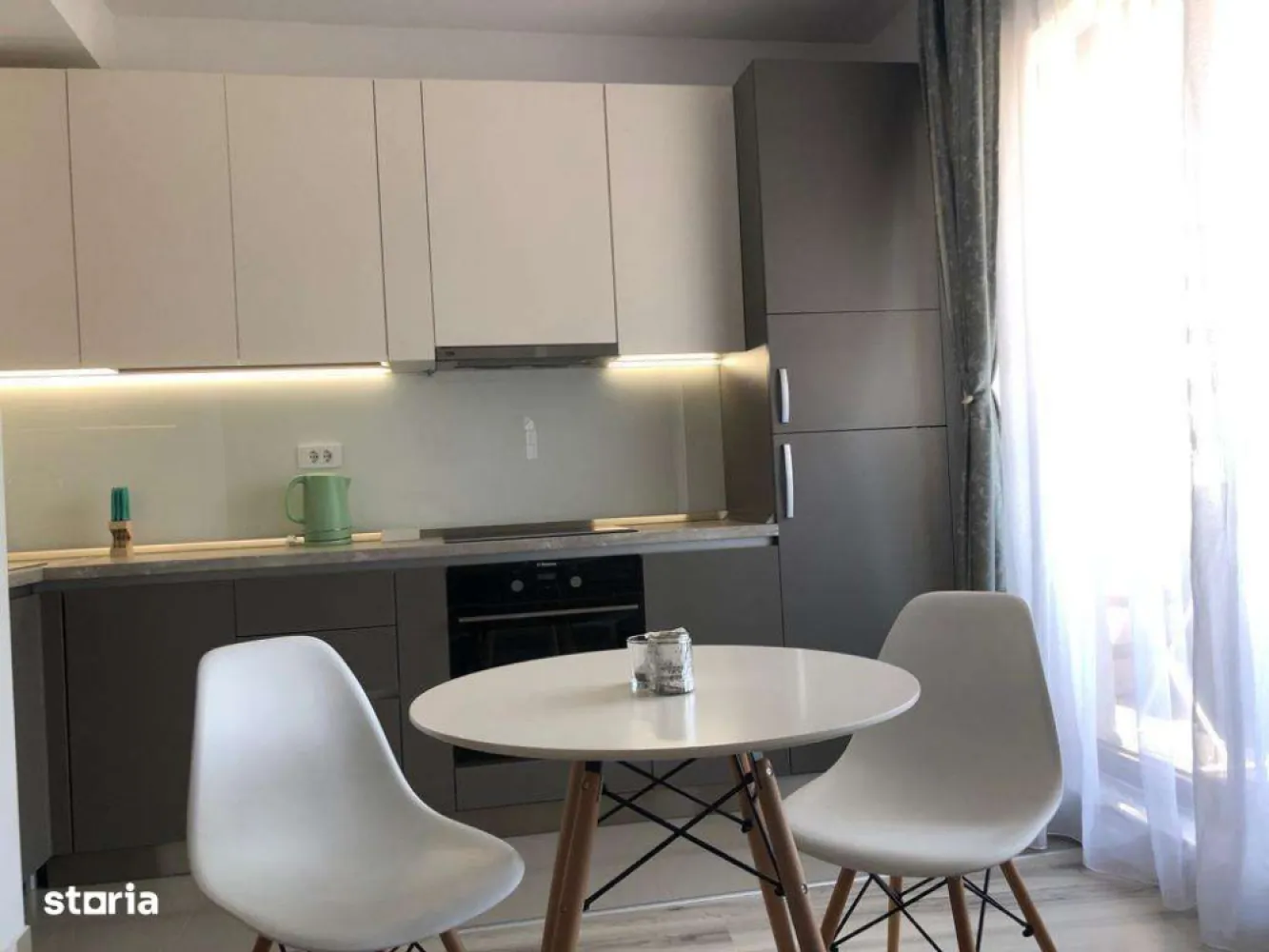 Studio Day Residence Dristor - concept premium | Proprietar - 0% comis - Studio superb, de inchiriat, situat intr-o zona centrala excelenta, Dristor, complex Day Residence, la aproximativ 3 minute de mers pe jos pana la metrou.Studioul este amenajat cu zone separate, inclusiv zona birou rabatabil. Suprafata de 40mp, balcon inclus, situat la etajul 1 din 9 al unui imobil construit in anul 2019. Garsoniera se inchiriaza complet mobilata si utilata complet si beneficiaza de finisaje si imbunatatiri de calitate superioara, nu vorbim de mobilier facut de mesteri.Pozitionarea este spre rasarit, ceea ce face placuta sederea pe balcon si in interior pe toata durata intregii zile pe timp de vara si conferă un spațiu calduros iarna.Bloc bine pozitionat, costuri mici de intretinere lunara.Disponibilitate: imediatImobilul este amplasat intr-o zona cu acces la mijloacele de transport in comun (STB si metrou Dristor - 3 minute), magazine diverse (Mega Image, Kaufland, Lidl, Farmacia Tei), Mall Vitan, scoli, gradinite.Colaborez si cu agentii, comision din partea mea de 25% din prima chirie