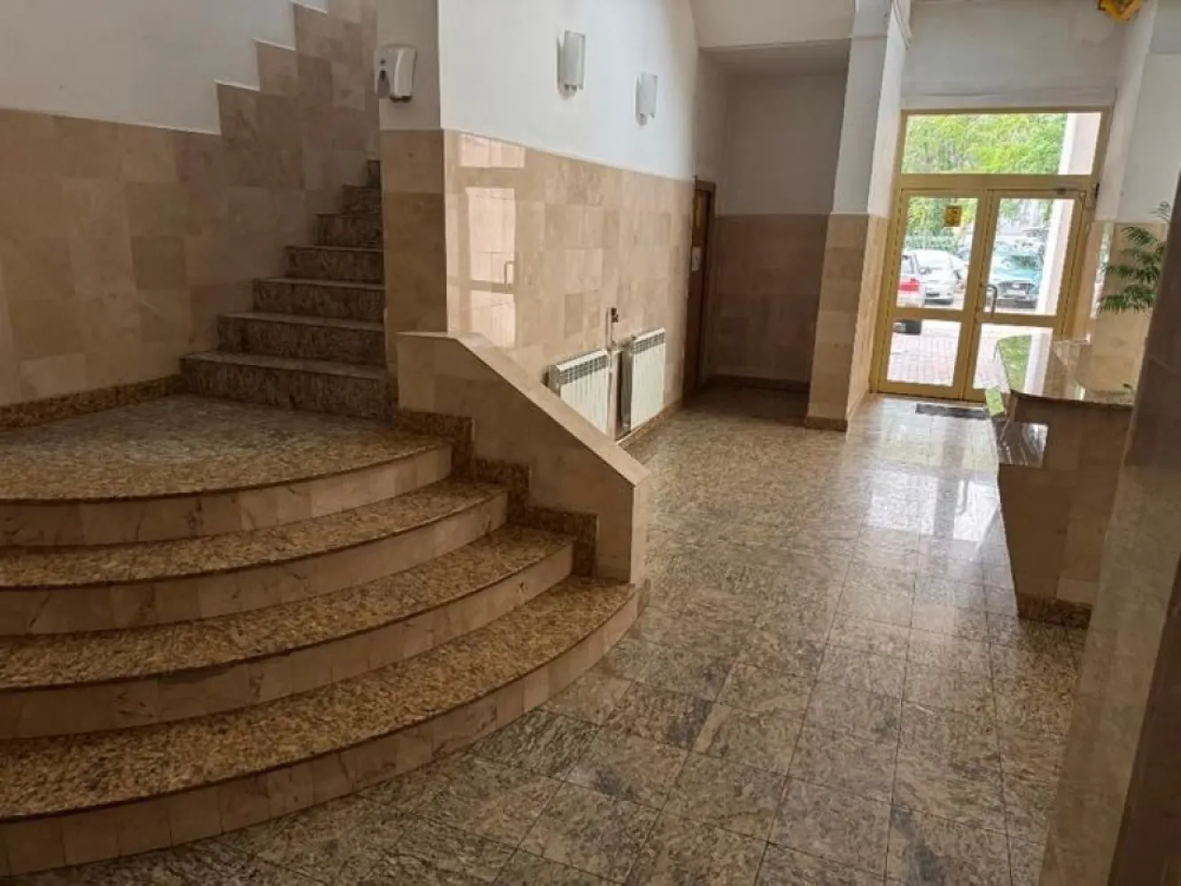 BRASADAS inchiriaza ap 3 cam birou/locuit - terasa - Unirii. - Agenția imobiliara BRASADAS inchiriaza apartament cu 3 camere – Etajul 1, Bulevardul Unirii. Bucurați-vă de confort și liniște într-un apartament spațios, ideal atât pentru birouri cat și pentru locuit.Situat la etajul 1 al unui bloc unde casa scării este placată cu marmură, apartamentul oferă: • 3 camere generoase • 2 băi moderne • Suprafață totală de 84 mp • Terasă pentru fumători • Vedere liniștită către spate, fără zgomot urban • Aer condiționat Daikin pentru confort optim • Majoritatea locuințelor din bloc sunt destinate firmelor, oferind un mediu profesional și discret. •Bucătăria utilată Pentru mai multe detalii și programarea unei vizionări, nu ezitați să ne contactați! www.brasadas.com.