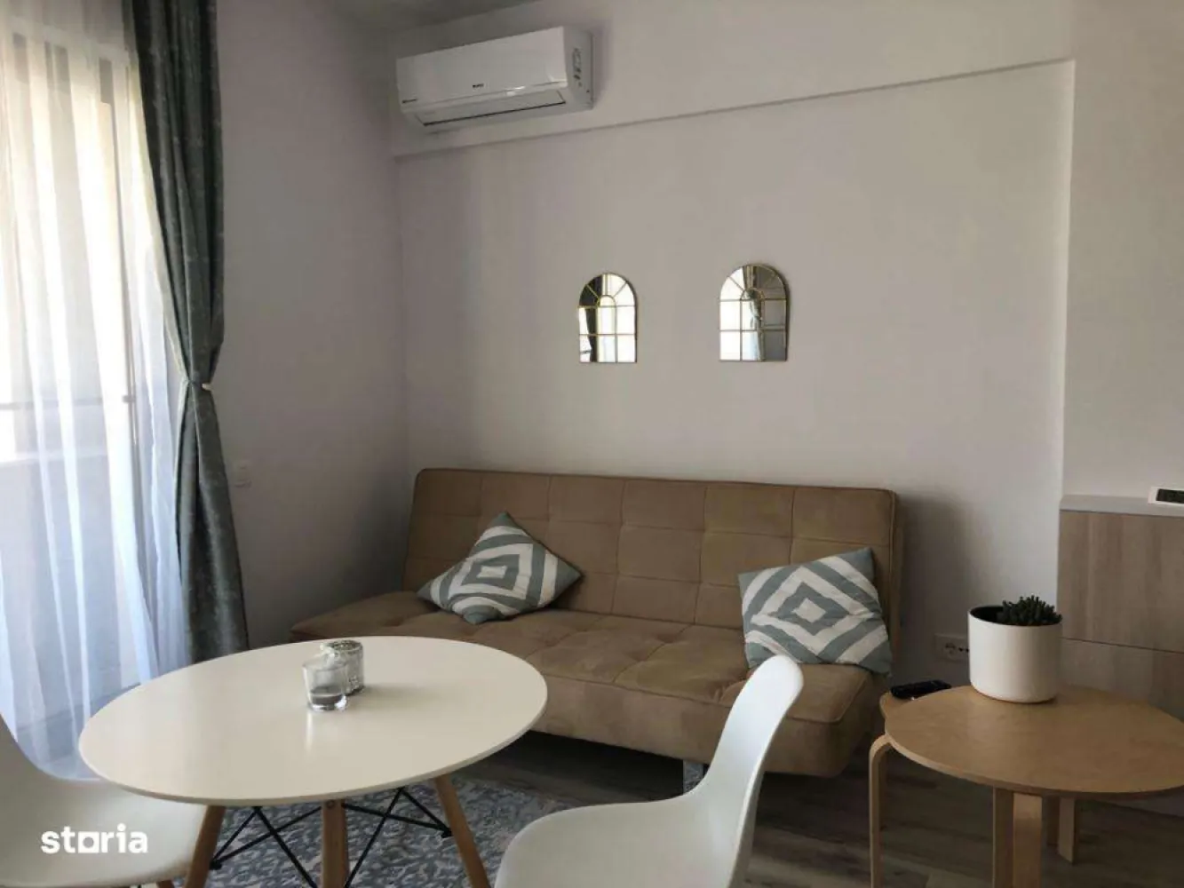 Studio Day Residence Dristor - concept premium | Proprietar - 0% comis - Studio superb, de inchiriat, situat intr-o zona centrala excelenta, Dristor, complex Day Residence, la aproximativ 3 minute de mers pe jos pana la metrou.Studioul este amenajat cu zone separate, inclusiv zona birou rabatabil. Suprafata de 40mp, balcon inclus, situat la etajul 1 din 9 al unui imobil construit in anul 2019. Garsoniera se inchiriaza complet mobilata si utilata complet si beneficiaza de finisaje si imbunatatiri de calitate superioara, nu vorbim de mobilier facut de mesteri.Pozitionarea este spre rasarit, ceea ce face placuta sederea pe balcon si in interior pe toata durata intregii zile pe timp de vara si conferă un spațiu calduros iarna.Bloc bine pozitionat, costuri mici de intretinere lunara.Disponibilitate: imediatImobilul este amplasat intr-o zona cu acces la mijloacele de transport in comun (STB si metrou Dristor - 3 minute), magazine diverse (Mega Image, Kaufland, Lidl, Farmacia Tei), Mall Vitan, scoli, gradinite.Colaborez si cu agentii, comision din partea mea de 25% din prima chirie