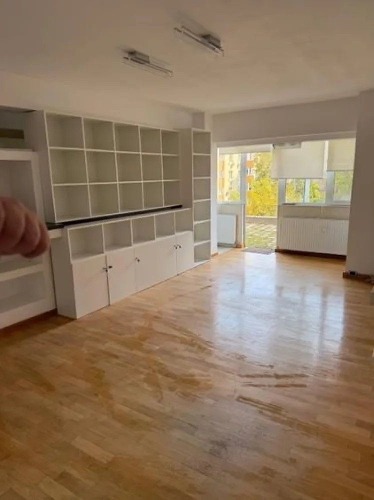 BRASADAS inchiriaza ap 3 cam birou/locuit - terasa - Unirii. - Agenția imobiliara BRASADAS inchiriaza apartament cu 3 camere – Etajul 1, Bulevardul Unirii. Bucurați-vă de confort și liniște într-un apartament spațios, ideal atât pentru birouri cat și pentru locuit.Situat la etajul 1 al unui bloc unde casa scării este placată cu marmură, apartamentul oferă: • 3 camere generoase • 2 băi moderne • Suprafață totală de 84 mp • Terasă pentru fumători • Vedere liniștită către spate, fără zgomot urban • Aer condiționat Daikin pentru confort optim • Majoritatea locuințelor din bloc sunt destinate firmelor, oferind un mediu profesional și discret. •Bucătăria utilată Pentru mai multe detalii și programarea unei vizionări, nu ezitați să ne contactați! www.brasadas.com.