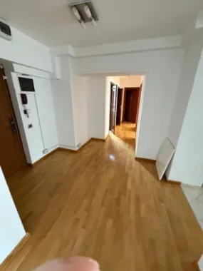 BRASADAS inchiriaza ap 3 cam birou/locuit - terasa - Unirii.