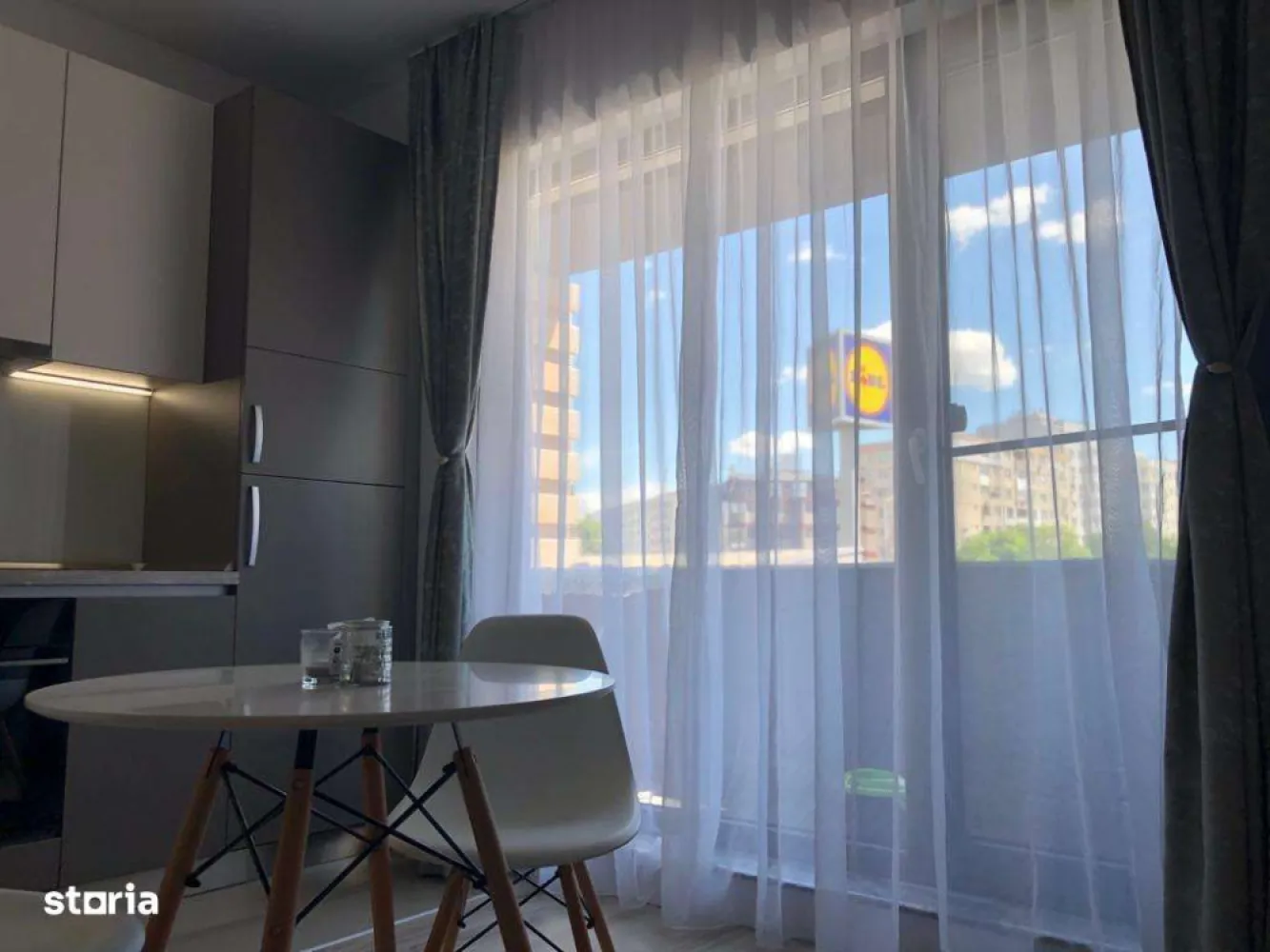 Studio Day Residence Dristor - concept premium | Proprietar - 0% comis - Studio superb, de inchiriat, situat intr-o zona centrala excelenta, Dristor, complex Day Residence, la aproximativ 3 minute de mers pe jos pana la metrou.Studioul este amenajat cu zone separate, inclusiv zona birou rabatabil. Suprafata de 40mp, balcon inclus, situat la etajul 1 din 9 al unui imobil construit in anul 2019. Garsoniera se inchiriaza complet mobilata si utilata complet si beneficiaza de finisaje si imbunatatiri de calitate superioara, nu vorbim de mobilier facut de mesteri.Pozitionarea este spre rasarit, ceea ce face placuta sederea pe balcon si in interior pe toata durata intregii zile pe timp de vara si conferă un spațiu calduros iarna.Bloc bine pozitionat, costuri mici de intretinere lunara.Disponibilitate: imediatImobilul este amplasat intr-o zona cu acces la mijloacele de transport in comun (STB si metrou Dristor - 3 minute), magazine diverse (Mega Image, Kaufland, Lidl, Farmacia Tei), Mall Vitan, scoli, gradinite.Colaborez si cu agentii, comision din partea mea de 25% din prima chirie