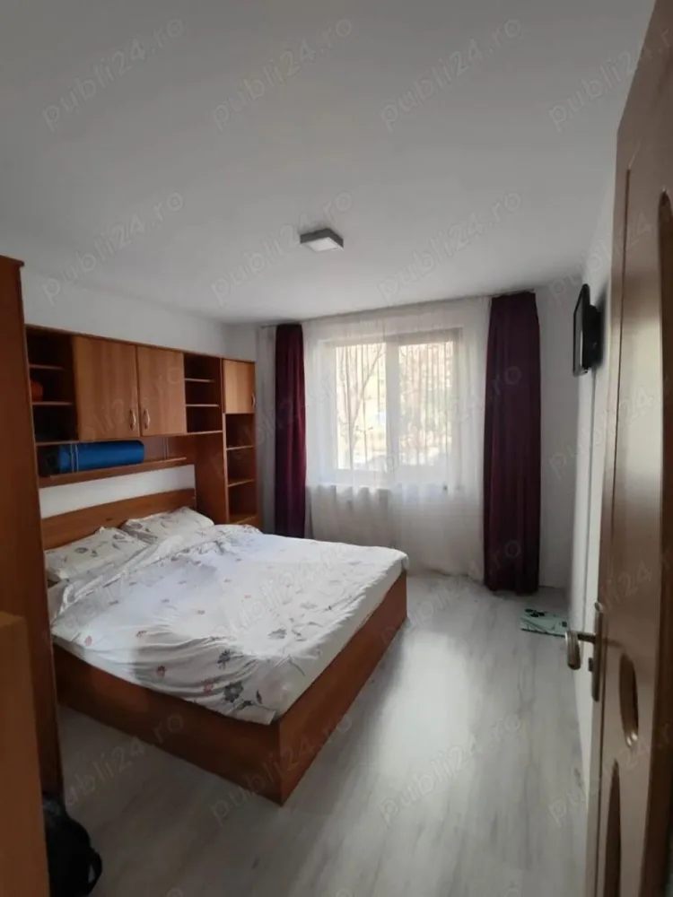 Direct proprietar, 2 camere, Dristor - 2 camere Dristor 3 minute de metrou și 0 minute până la confort! Cauți un apartament care să nu te ruineze și nici să te scoată din minți? Gata, l-ai găsit! La parter, în Dristor, într-un bloc solid din 82, la 3 minute de metrou, 2 minute de McDonald s, Kaufland și Lidl (practic, mâncarea vine la tine singură). Apartamentul are 2 camere, e mobilat și utilat complet, cu aer condiționat Vortex 12.000 BTU ca să nu te topești vara și să nu tremuri iarna (magistralele de căldură au fost schimbate anul trecut ). Vecinii sunt liniștiți, zona e sigură, și da nu plătești comision, pentru că vorbim direct cu proprietarul (adică eu). Disponibil din 2 noiembrie perfect pentru un nou început de lună și de capitol. * Sună sau scrie, și hai să-ți arăt locul unde o să spui: Da, aici e bine. acces rapid la mijloace de transport, magazine, restaurante și centre comerciale. Ti-l pot arata in weekend sau in fiecare zi dupa ora 18,00, * Detalii apartament: Mobilat și utilat complet, gata de mutare; Aer condiționat Vortex 12.000 Bloc curat, vecini liniștiți, zonă sigură. * Colaborez cu agențiile imobiliare, însă nu ofer comision vă rog, nu insistați. Contact direct proprietar.