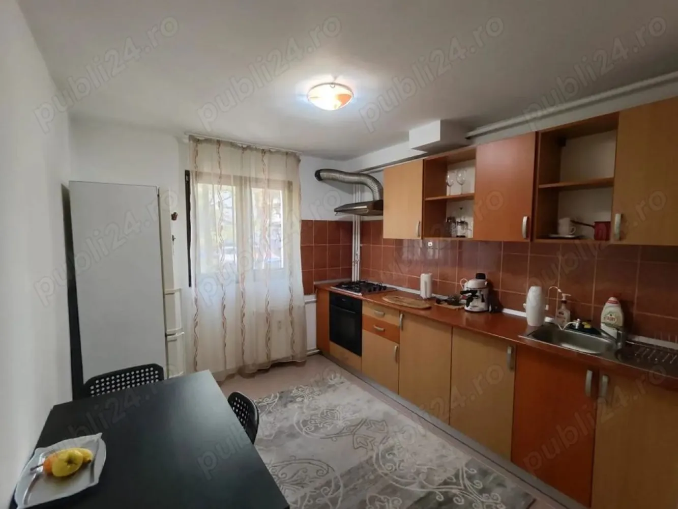 Direct proprietar, 2 camere, Dristor - 2 camere Dristor 3 minute de metrou și 0 minute până la confort! Cauți un apartament care să nu te ruineze și nici să te scoată din minți? Gata, l-ai găsit! La parter, în Dristor, într-un bloc solid din 82, la 3 minute de metrou, 2 minute de McDonald s, Kaufland și Lidl (practic, mâncarea vine la tine singură). Apartamentul are 2 camere, e mobilat și utilat complet, cu aer condiționat Vortex 12.000 BTU ca să nu te topești vara și să nu tremuri iarna (magistralele de căldură au fost schimbate anul trecut ). Vecinii sunt liniștiți, zona e sigură, și da nu plătești comision, pentru că vorbim direct cu proprietarul (adică eu). Disponibil din 2 noiembrie perfect pentru un nou început de lună și de capitol. * Sună sau scrie, și hai să-ți arăt locul unde o să spui: Da, aici e bine. acces rapid la mijloace de transport, magazine, restaurante și centre comerciale. Ti-l pot arata in weekend sau in fiecare zi dupa ora 18,00, * Detalii apartament: Mobilat și utilat complet, gata de mutare; Aer condiționat Vortex 12.000 Bloc curat, vecini liniștiți, zonă sigură. * Colaborez cu agențiile imobiliare, însă nu ofer comision vă rog, nu insistați. Contact direct proprietar.