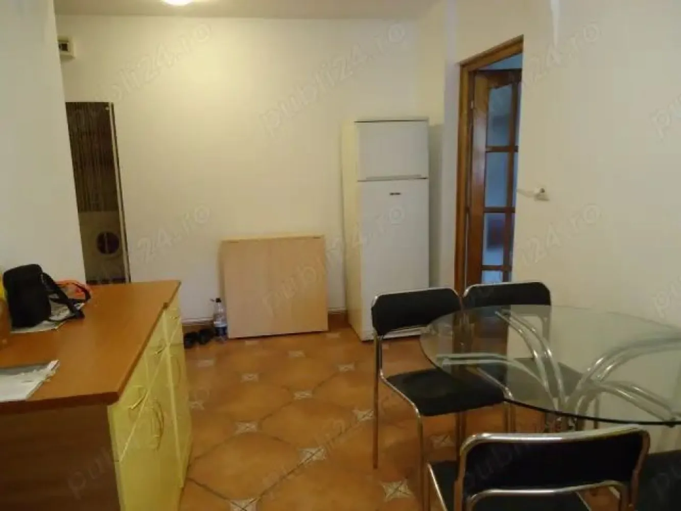 BRASADAS închiriază – Apartament 2 camere • Parcul Tineretului - BRASADAS închiriază – Apartament 2 camere • Parcul Tineretului / Delta Văcărești Locuință situată într-o zonă liniștită, aproape de Parcul Tineretului, Delta Văcărești și Sun Plaza, cu acces rapid la Metrou Piața Sudului. Apartamentul este amplasat la etajul 3/4, într-un imobil finalizat în 1988. Îmbunătățiri & dotări: ✔ Geamuri termopan ✔ Gresie, faianță ✔ Parchet din lemn natural ✔ Centrală proprie ✔ Aer condiționat ✔ Balcon închis cu 2 dulapuri masive ✔ Loc de parcare rezervat Ideal pentru rezidență, într-o zonă verde, curată și bine conectată. 📞 DETALII: 0745964492 – ALEX 🌐 www.brasadas.com