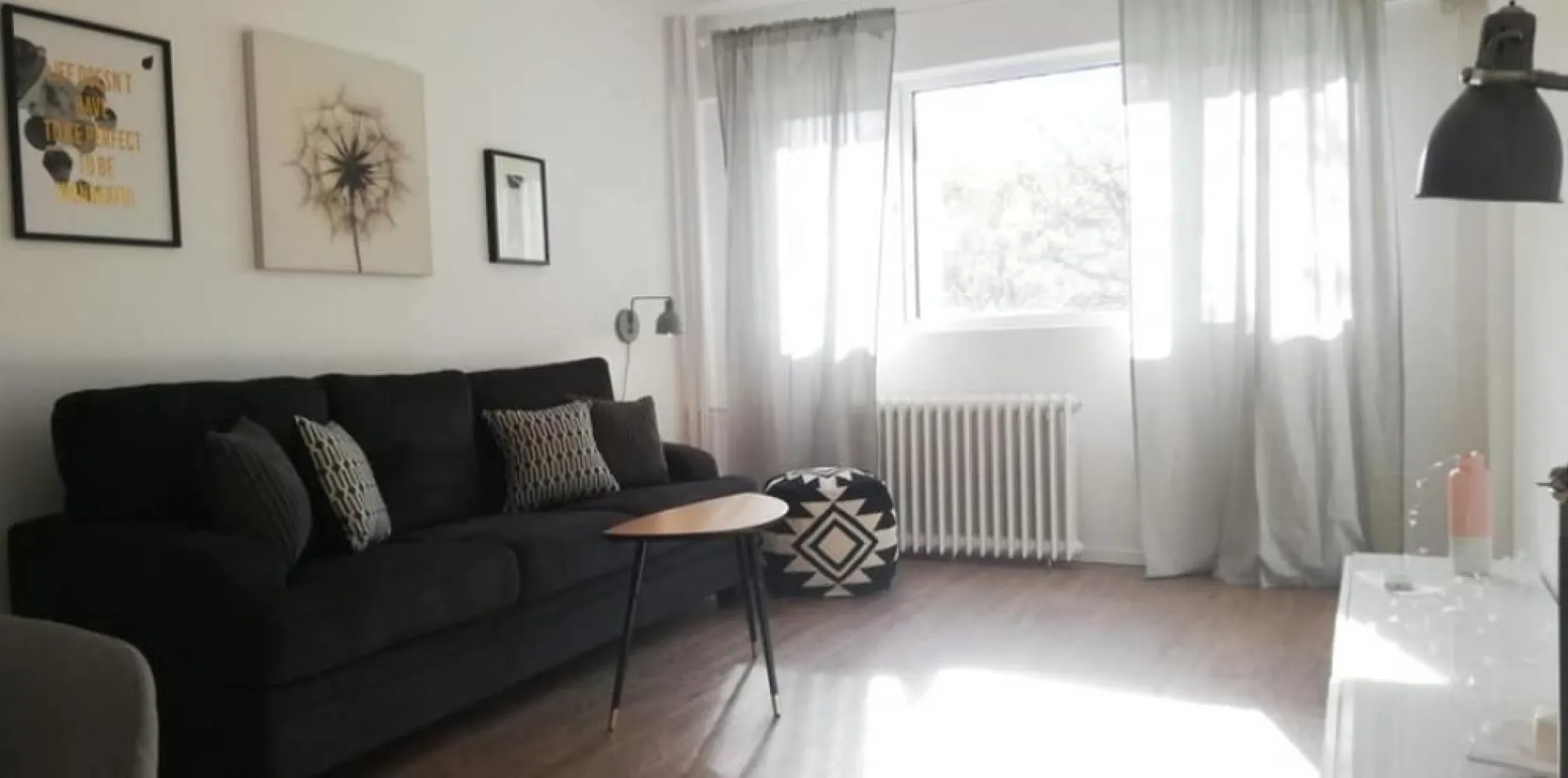 Inchiriere apartament 2 camere Tineretului vedere Parc, Proprietar - Direct proprietar, fara agentii, fara comision! - Apartament 2 cam., pe Bd Tineretului - etajul 1/10, bloc post-1977; - vedere parc, spatiu verde si arbori in fata blocului/ferestrelor; - statie RATB/STB in fata blocului; - 7 minute pana la metrou Tineretului; - Mobilat, complet utilat, renovat recent, curat, luminos, aerisit, calduros; - Balcon inchis si luminos, cu spatiu verde in fata; - AC, masina spalat rufe, masina spalat vase, internet/TV Digi sau se poate schimba furnizorul la cerere; - Scara renovata, locatari civilizati; - Fara animale; Disponibil imediat, contract minim 2 ani, preferabil 3-5 ani. caut chiriasi care ingrijesc si intretin locuinta asa cum o vor gasi, seriosi si pe termen lung. Nu vin neanuntat si nu controlez inutil. Nu deranjati daca nu va intereseaza in aceste conditii.