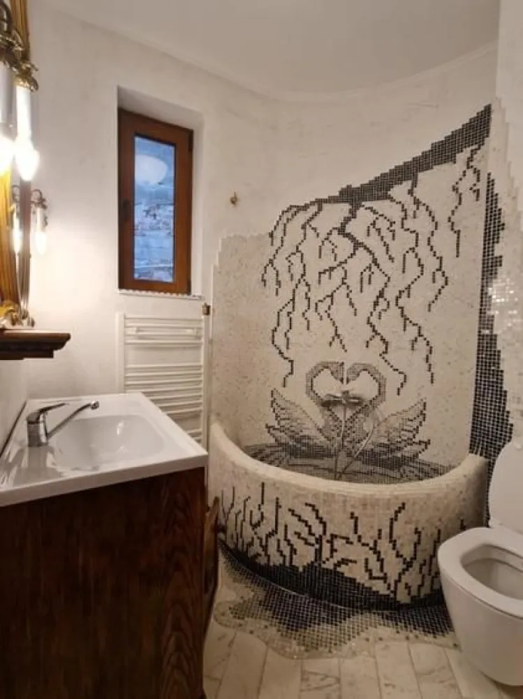 BRASADAS închiriază – Apartament istoric restaurat TINERETULUI - BRASADAS închiriază – Apartament istoric restaurat 100% • Eleganță autentică • 2025 Oferim spre închiriere un apartament cu adevărat special, dedicat unor persoane cu decență, bun-simț și respect pentru istorie și frumusețe. Imobilul, cu o vechime de peste 100 de ani, a trecut printr-un proces amplu de consolidare și restaurare completă: parchet original, tâmplărie, feronerie, mobilier recondiționat – toate readuse la viață cu grijă și pasiune. Fiecare detaliu spune o poveste. În același timp, apartamentul este complet adaptat anului 2025, fiind dotat cu electrocasnice noi: ✔ combină frigorifică ✔ cuptor electric & plită gaz ✔ mașină de spălat vase ✔ aer condiționat ✔ mașină de spălat rufe (în camera tehnică de la demisol) Accesul între parter și demisol se face prin platformă liftată, iar la demisol se află și o camară spațioasă. ⚠ Animalele de companie nu pot fi acceptate, din respect pentru structura veche și materialele originale ale casei. Comunitatea este formată din 6 locuințe, cu oameni responsabili și prietenoși. Curtea imobilului aparține proprietarilor și nu este inclusă în închiriere. 📌 Condiții: – Contract minim 12 luni – 2 luni garanție – Nu colaborăm cu agenții – Ne rezervăm dreptul de selecție a chiriașilor Dacă acest stil de viață vi se potrivește, vă invităm să ne contactați. 📞 DETALII: 0745964492 – ALEX