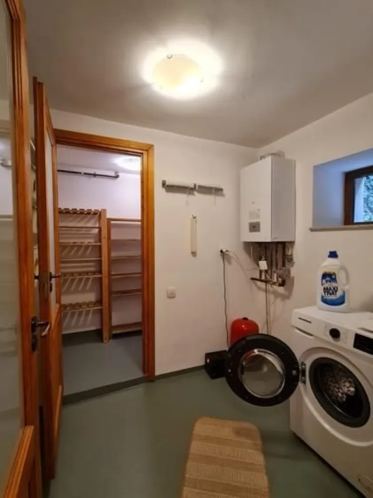 BRASADAS închiriază – Apartament istoric restaurat TINERETULUI - BRASADAS închiriază – Apartament istoric restaurat 100% • Eleganță autentică • 2025 Oferim spre închiriere un apartament cu adevărat special, dedicat unor persoane cu decență, bun-simț și respect pentru istorie și frumusețe. Imobilul, cu o vechime de peste 100 de ani, a trecut printr-un proces amplu de consolidare și restaurare completă: parchet original, tâmplărie, feronerie, mobilier recondiționat – toate readuse la viață cu grijă și pasiune. Fiecare detaliu spune o poveste. În același timp, apartamentul este complet adaptat anului 2025, fiind dotat cu electrocasnice noi: ✔ combină frigorifică ✔ cuptor electric & plită gaz ✔ mașină de spălat vase ✔ aer condiționat ✔ mașină de spălat rufe (în camera tehnică de la demisol) Accesul între parter și demisol se face prin platformă liftată, iar la demisol se află și o camară spațioasă. ⚠ Animalele de companie nu pot fi acceptate, din respect pentru structura veche și materialele originale ale casei. Comunitatea este formată din 6 locuințe, cu oameni responsabili și prietenoși. Curtea imobilului aparține proprietarilor și nu este inclusă în închiriere. 📌 Condiții: – Contract minim 12 luni – 2 luni garanție – Nu colaborăm cu agenții – Ne rezervăm dreptul de selecție a chiriașilor Dacă acest stil de viață vi se potrivește, vă invităm să ne contactați. 📞 DETALII: 0745964492 – ALEX