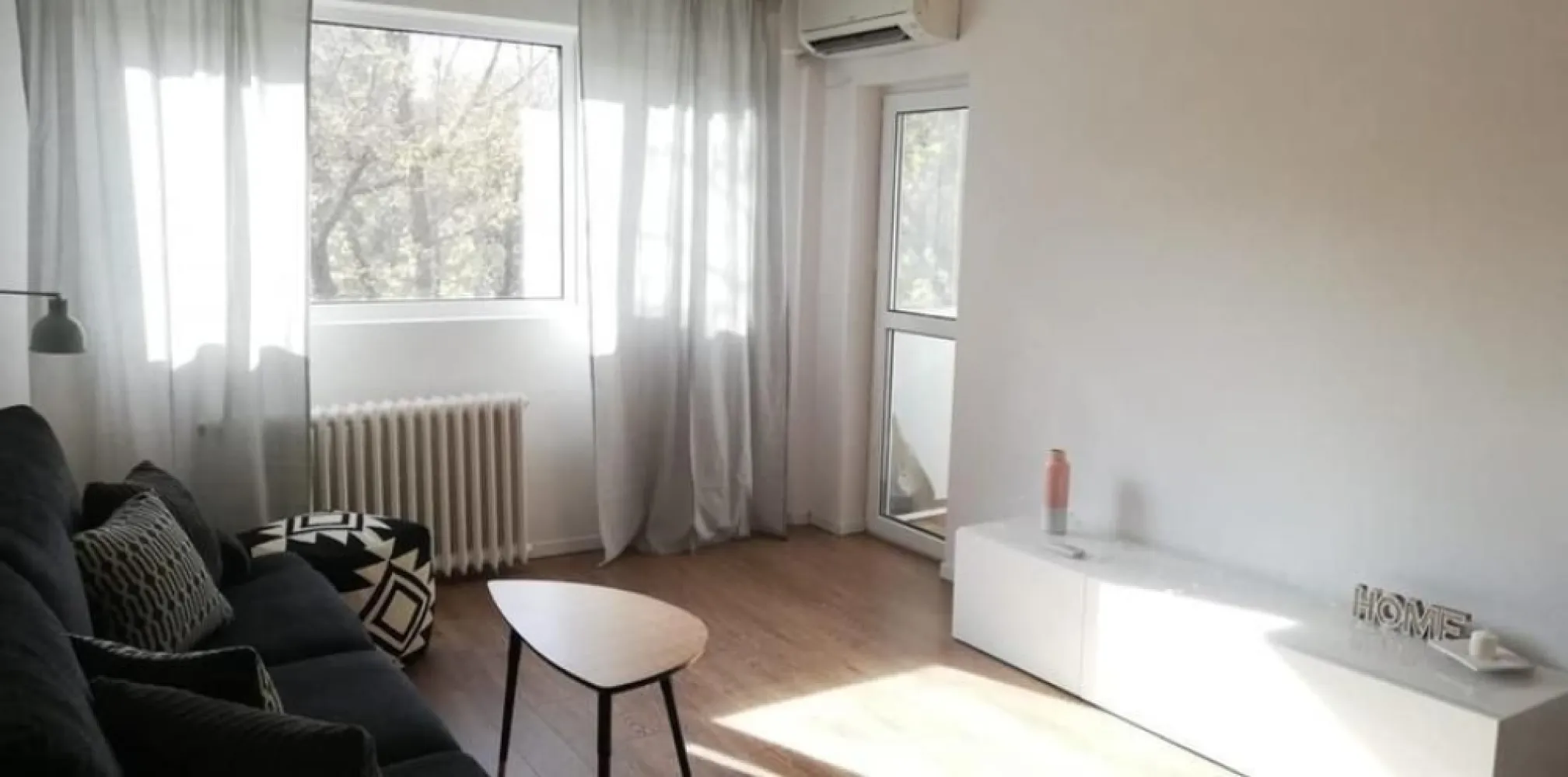 Inchiriere apartament 2 camere Tineretului vedere Parc, Proprietar - Direct proprietar, fara agentii, fara comision! - Apartament 2 cam., pe Bd Tineretului - etajul 1/10, bloc post-1977; - vedere parc, spatiu verde si arbori in fata blocului/ferestrelor; - statie RATB/STB in fata blocului; - 7 minute pana la metrou Tineretului; - Mobilat, complet utilat, renovat recent, curat, luminos, aerisit, calduros; - Balcon inchis si luminos, cu spatiu verde in fata; - AC, masina spalat rufe, masina spalat vase, internet/TV Digi sau se poate schimba furnizorul la cerere; - Scara renovata, locatari civilizati; - Fara animale; Disponibil imediat, contract minim 2 ani, preferabil 3-5 ani. caut chiriasi care ingrijesc si intretin locuinta asa cum o vor gasi, seriosi si pe termen lung. Nu vin neanuntat si nu controlez inutil. Nu deranjati daca nu va intereseaza in aceste conditii.