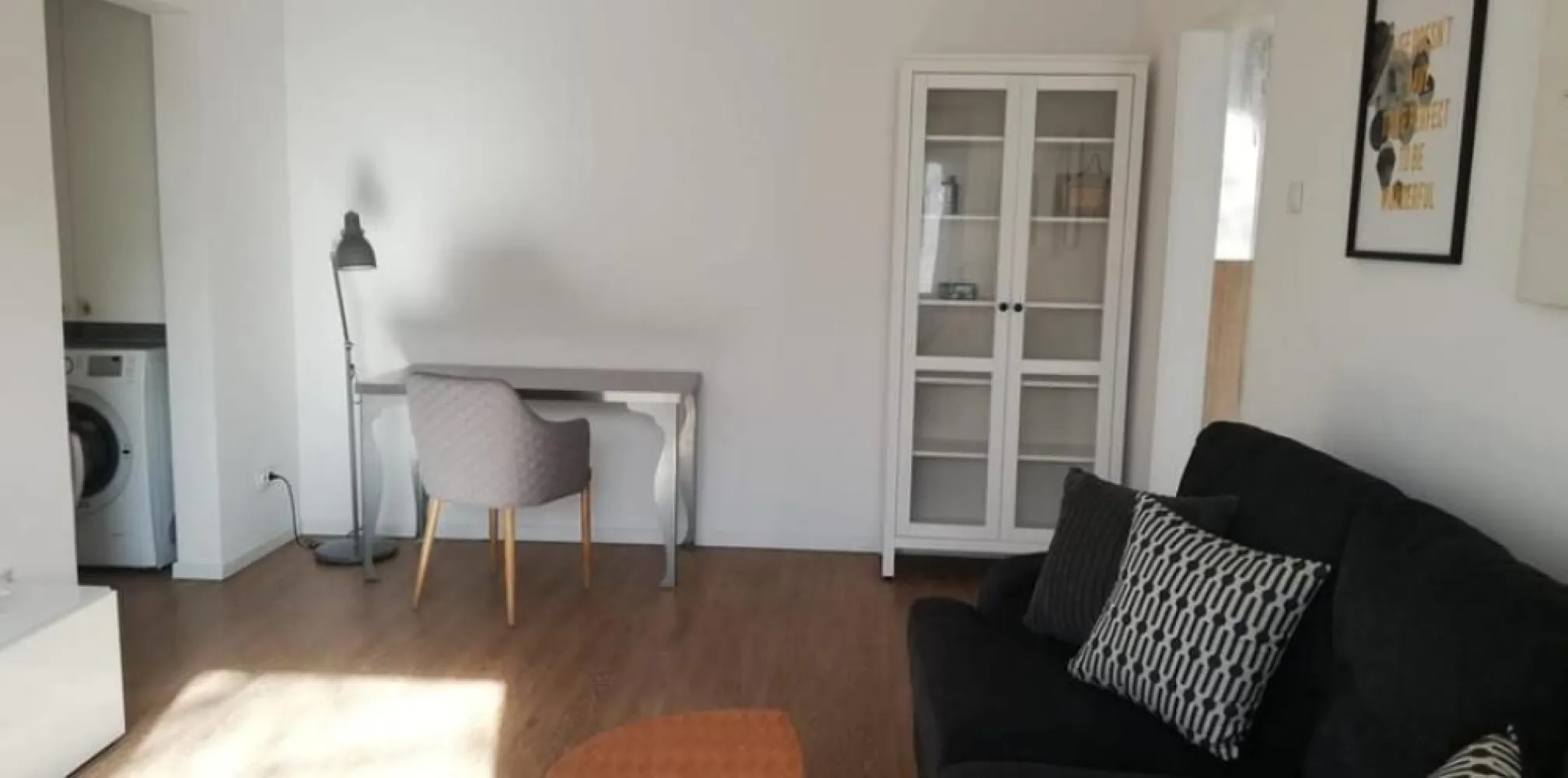 Inchiriere apartament 2 camere Tineretului vedere Parc, Proprietar - Direct proprietar, fara agentii, fara comision! - Apartament 2 cam., pe Bd Tineretului - etajul 1/10, bloc post-1977; - vedere parc, spatiu verde si arbori in fata blocului/ferestrelor; - statie RATB/STB in fata blocului; - 7 minute pana la metrou Tineretului; - Mobilat, complet utilat, renovat recent, curat, luminos, aerisit, calduros; - Balcon inchis si luminos, cu spatiu verde in fata; - AC, masina spalat rufe, masina spalat vase, internet/TV Digi sau se poate schimba furnizorul la cerere; - Scara renovata, locatari civilizati; - Fara animale; Disponibil imediat, contract minim 2 ani, preferabil 3-5 ani. caut chiriasi care ingrijesc si intretin locuinta asa cum o vor gasi, seriosi si pe termen lung. Nu vin neanuntat si nu controlez inutil. Nu deranjati daca nu va intereseaza in aceste conditii.