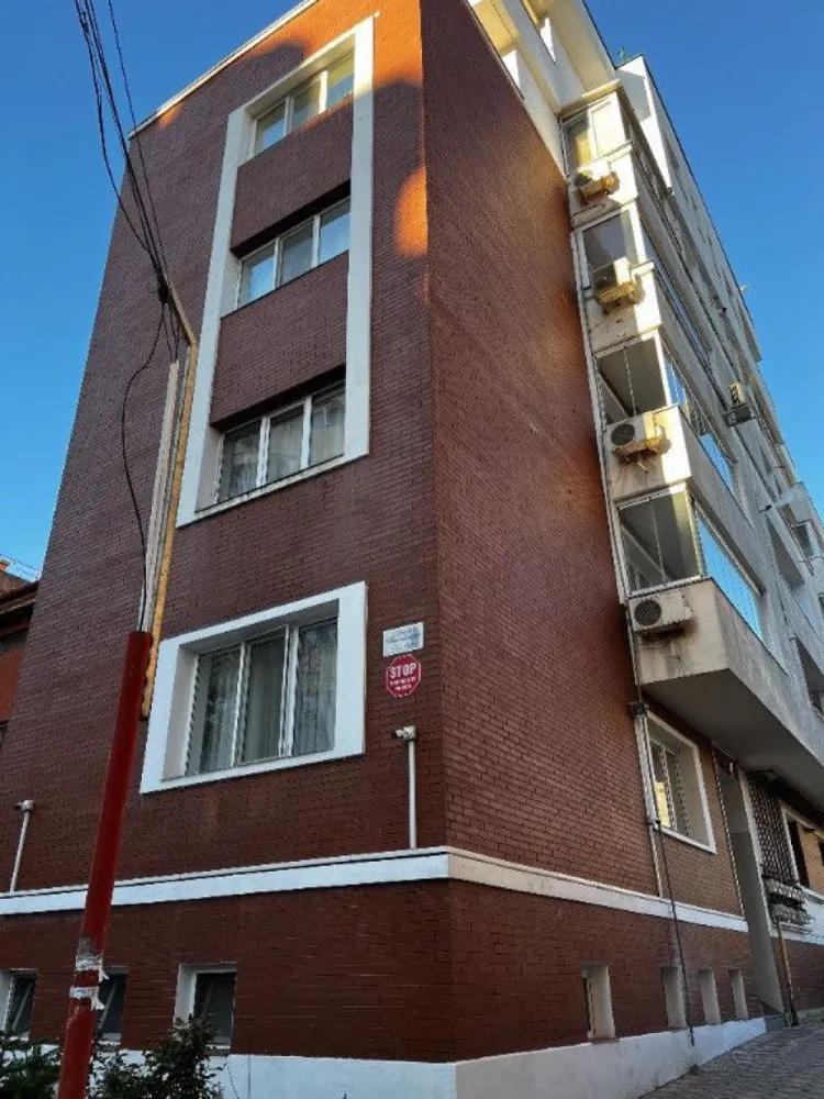 BRASADAS inchiriaza APARTAMENT cu 3 camere zona Mihai Bravu - BRASADAS închiriază – Apartament 3 camere, 150 mp + terasă 40 mp, Str. Brândușelor Familie serioasă oferă spre închiriere un apartament excepțional, complet mobilat, situat într-o zonă foarte liniștită, într-un bloc P+4 construit în 2007. Proprietatea are 150 mp utili și o terasă superbă de 40 mp, amenajată cu verdeață, mobilier de exterior și grătar „American barbeque”. Sub terasă se află garajul inclus în preț. Interiorul este renovat și igienizat recent, cu centrală termică nouă și mobilier de calitate: • Living modern cu bucătărie open-space Franke, canapea și fotolii din piele Rovere, TV LED • Dormitor matrimonial cu pat Mobexpert 180x200, saltea nouă Domus Flex, dressing • Dormitor secundar cu dressing Casa Roma și canapea extensibilă • 2 băi: jacuzzi + cabină de duș Oază de liniște, intimitate și confort, la doar 5 min de Metrou Mihai Bravu și aproape de magazine (Lidl, Mega, Profi, piață). 💶 Chirie: 800 EUR/lună 📍 Str. Brândușelor 📞 Detalii: 0745964492 – ALEX