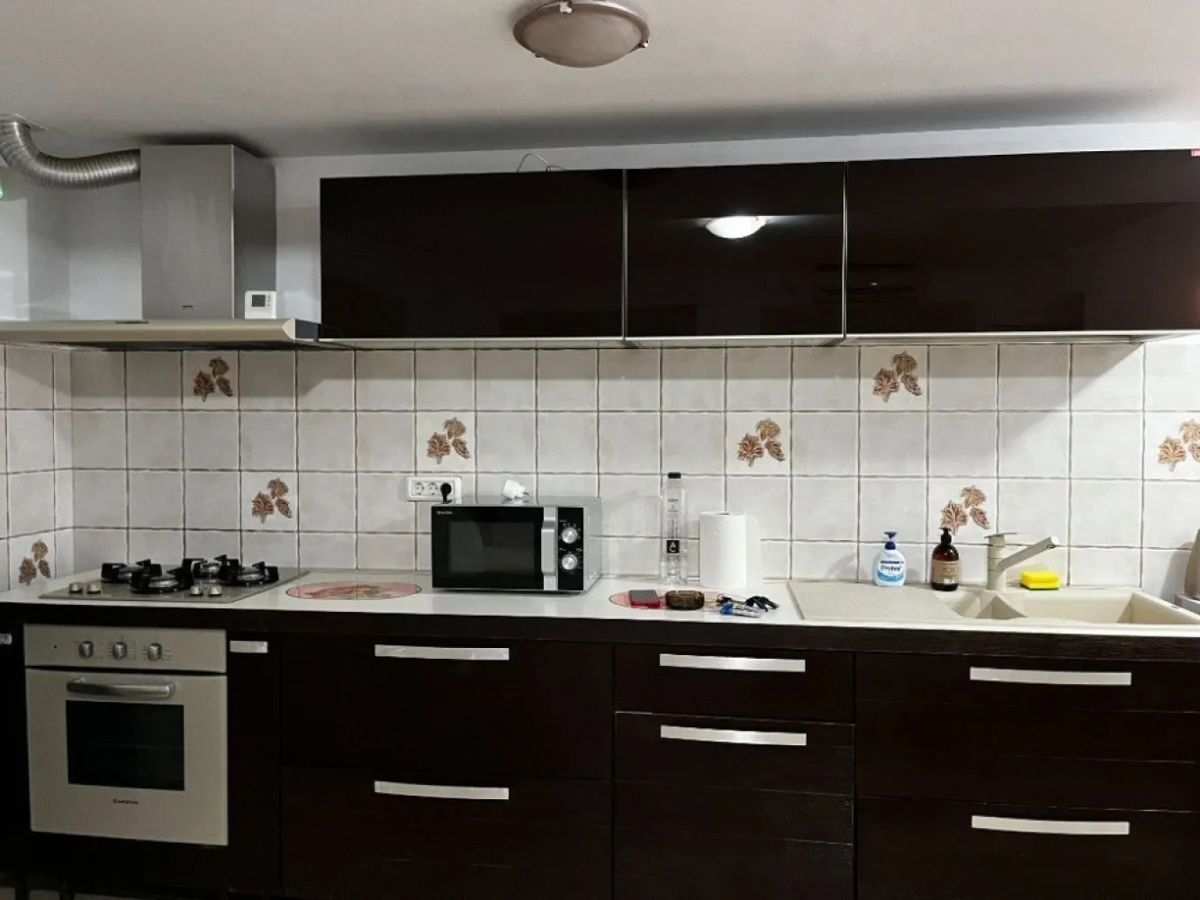 BRASADAS inchiriaza APARTAMENT cu 3 camere zona Mihai Bravu - BRASADAS închiriază – Apartament 3 camere, 150 mp + terasă 40 mp, Str. Brândușelor Familie serioasă oferă spre închiriere un apartament excepțional, complet mobilat, situat într-o zonă foarte liniștită, într-un bloc P+4 construit în 2007. Proprietatea are 150 mp utili și o terasă superbă de 40 mp, amenajată cu verdeață, mobilier de exterior și grătar „American barbeque”. Sub terasă se află garajul inclus în preț. Interiorul este renovat și igienizat recent, cu centrală termică nouă și mobilier de calitate: • Living modern cu bucătărie open-space Franke, canapea și fotolii din piele Rovere, TV LED • Dormitor matrimonial cu pat Mobexpert 180x200, saltea nouă Domus Flex, dressing • Dormitor secundar cu dressing Casa Roma și canapea extensibilă • 2 băi: jacuzzi + cabină de duș Oază de liniște, intimitate și confort, la doar 5 min de Metrou Mihai Bravu și aproape de magazine (Lidl, Mega, Profi, piață). 💶 Chirie: 800 EUR/lună 📍 Str. Brândușelor 📞 Detalii: 0745964492 – ALEX