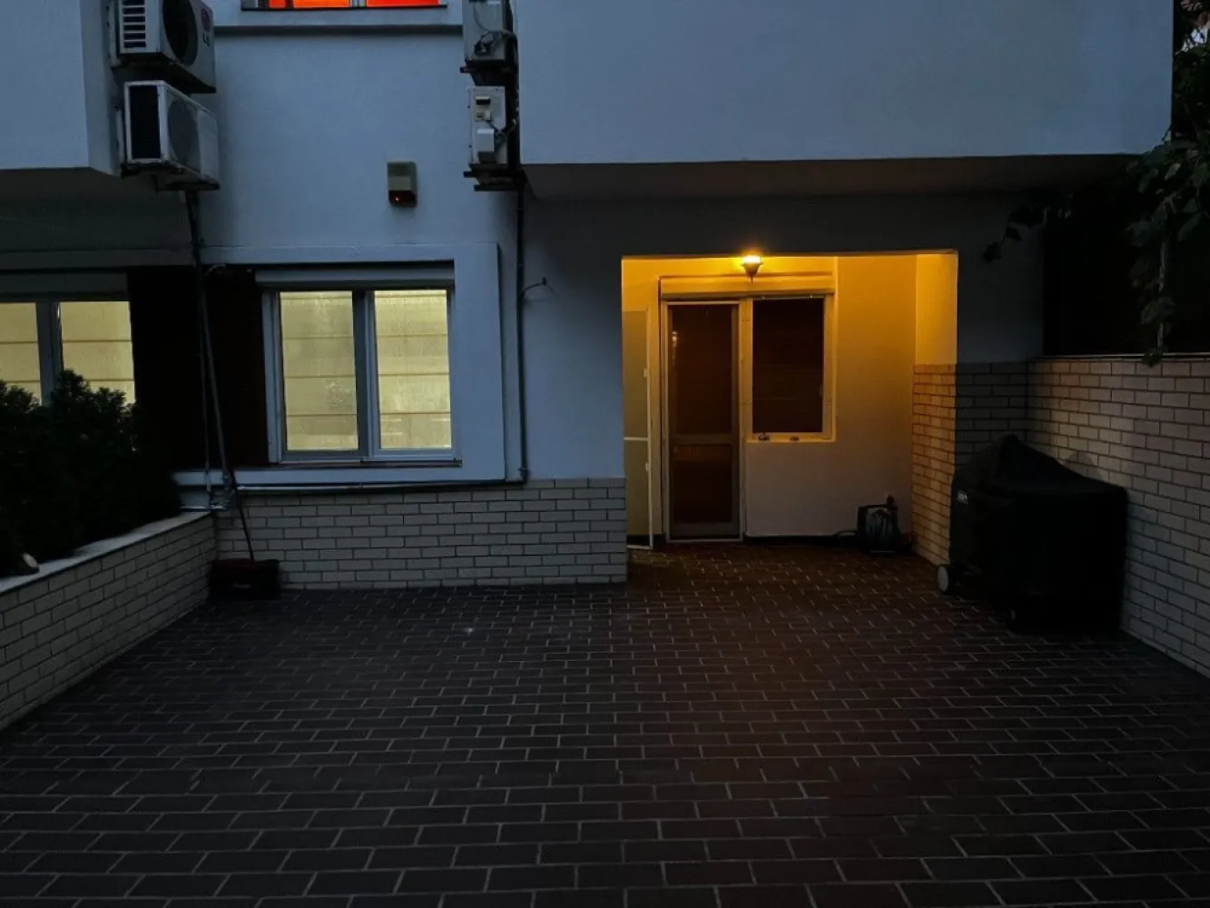 BRASADAS inchiriaza APARTAMENT cu 3 camere zona Mihai Bravu - BRASADAS închiriază – Apartament 3 camere, 150 mp + terasă 40 mp, Str. Brândușelor Familie serioasă oferă spre închiriere un apartament excepțional, complet mobilat, situat într-o zonă foarte liniștită, într-un bloc P+4 construit în 2007. Proprietatea are 150 mp utili și o terasă superbă de 40 mp, amenajată cu verdeață, mobilier de exterior și grătar „American barbeque”. Sub terasă se află garajul inclus în preț. Interiorul este renovat și igienizat recent, cu centrală termică nouă și mobilier de calitate: • Living modern cu bucătărie open-space Franke, canapea și fotolii din piele Rovere, TV LED • Dormitor matrimonial cu pat Mobexpert 180x200, saltea nouă Domus Flex, dressing • Dormitor secundar cu dressing Casa Roma și canapea extensibilă • 2 băi: jacuzzi + cabină de duș Oază de liniște, intimitate și confort, la doar 5 min de Metrou Mihai Bravu și aproape de magazine (Lidl, Mega, Profi, piață). 💶 Chirie: 800 EUR/lună 📍 Str. Brândușelor 📞 Detalii: 0745964492 – ALEX
